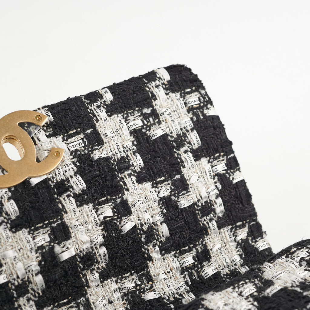 Chanel 19 Tweed Medium 2020