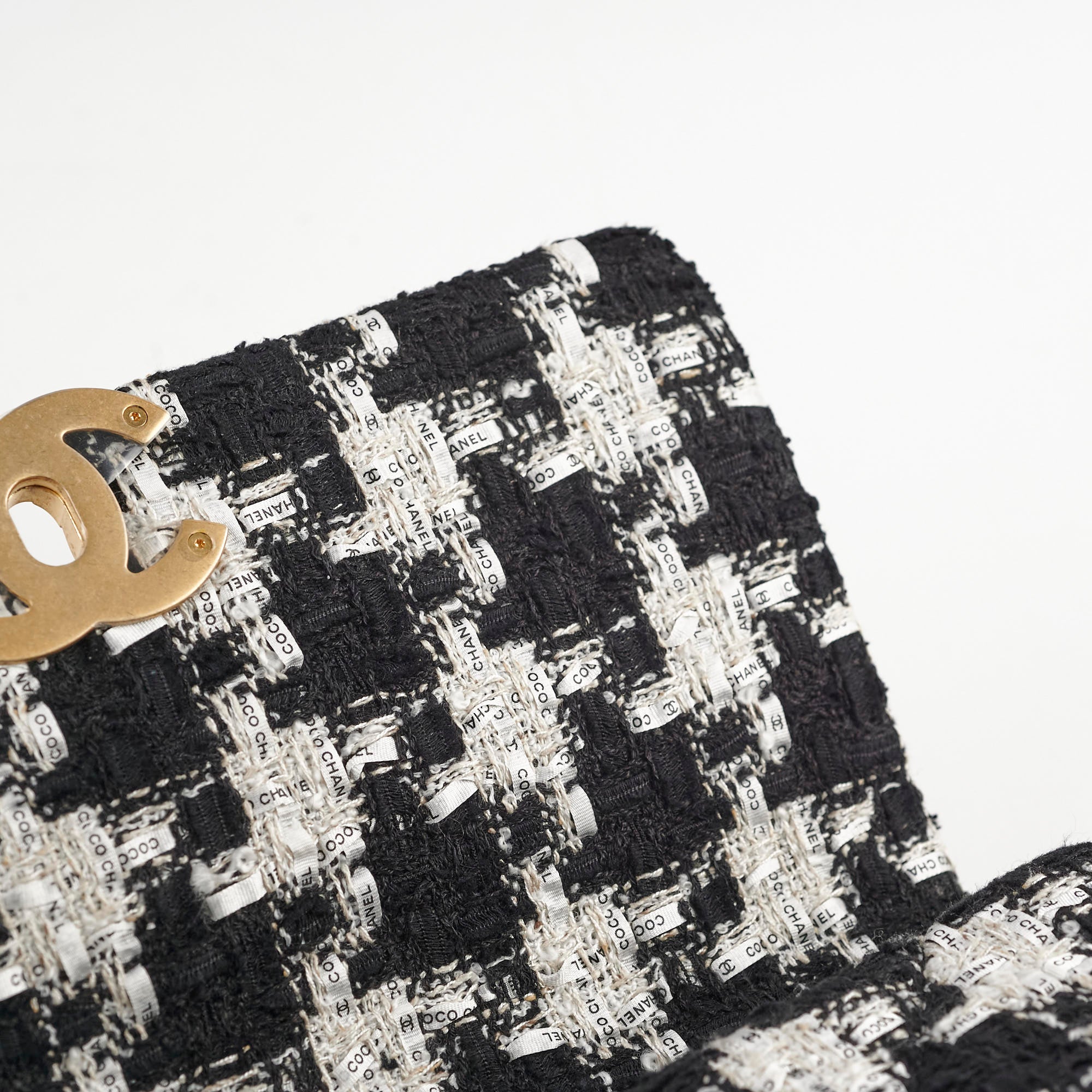 Chanel 19 Tweed Medium 2020