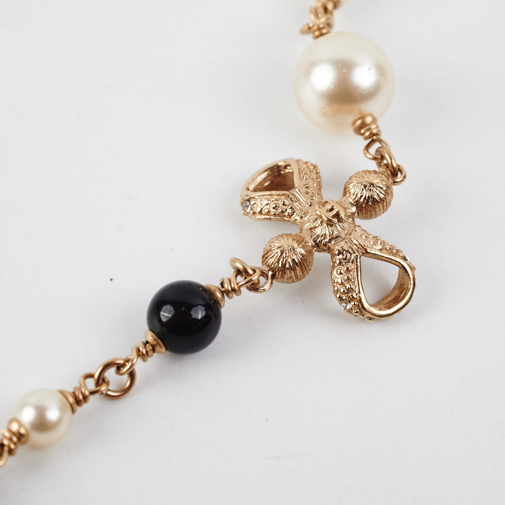 Chanel Long Necklace Pearls CC (Costume Jewellery)