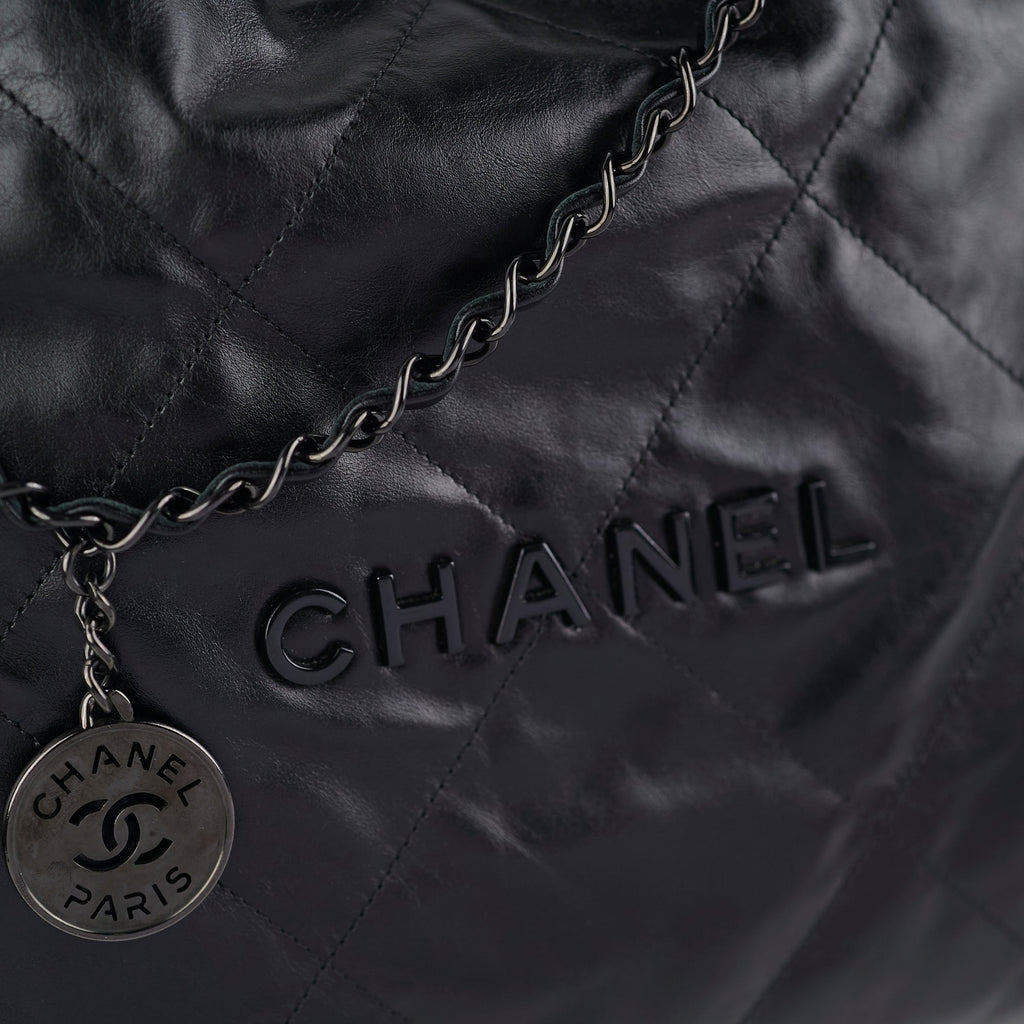 HOLD CV Chanel 22 So Black Medium Calfskin Handbag