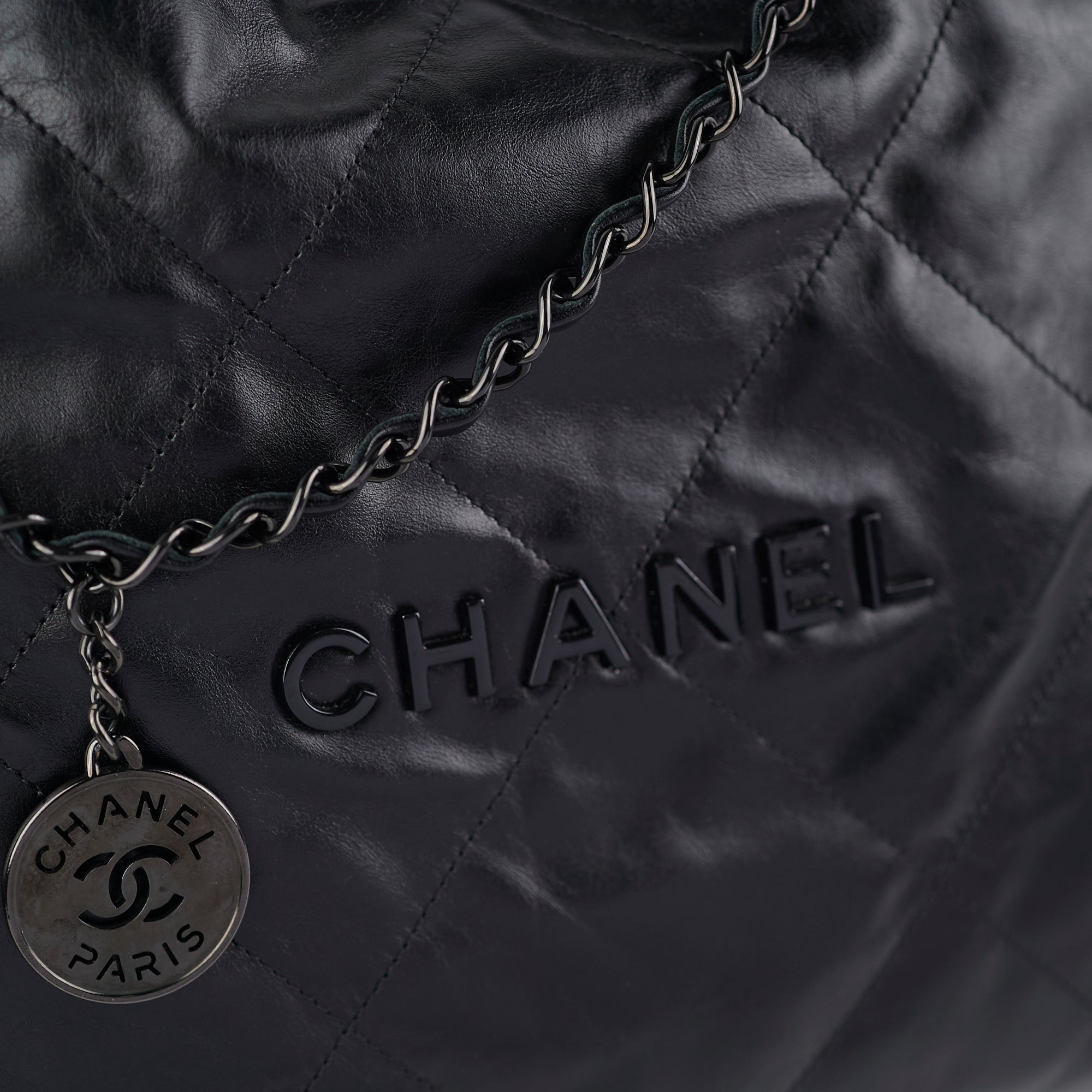 HOLD CV Chanel 22 So Black Medium Calfskin Handbag
