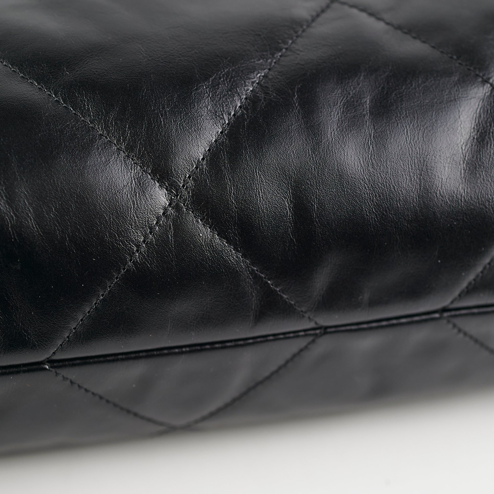 HOLD CV Chanel 22 So Black Medium Calfskin Handbag