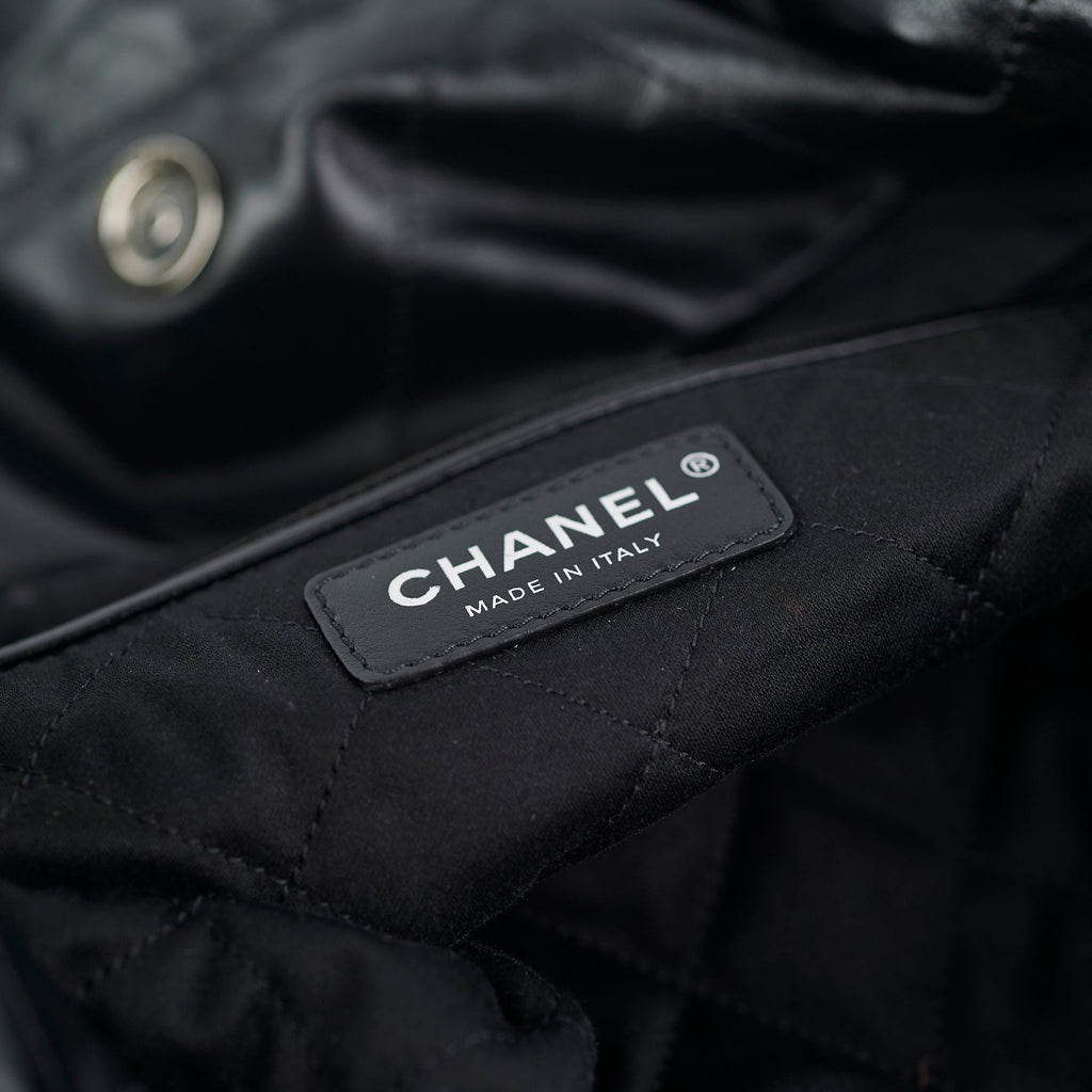 HOLD CV Chanel 22 So Black Medium Calfskin Handbag