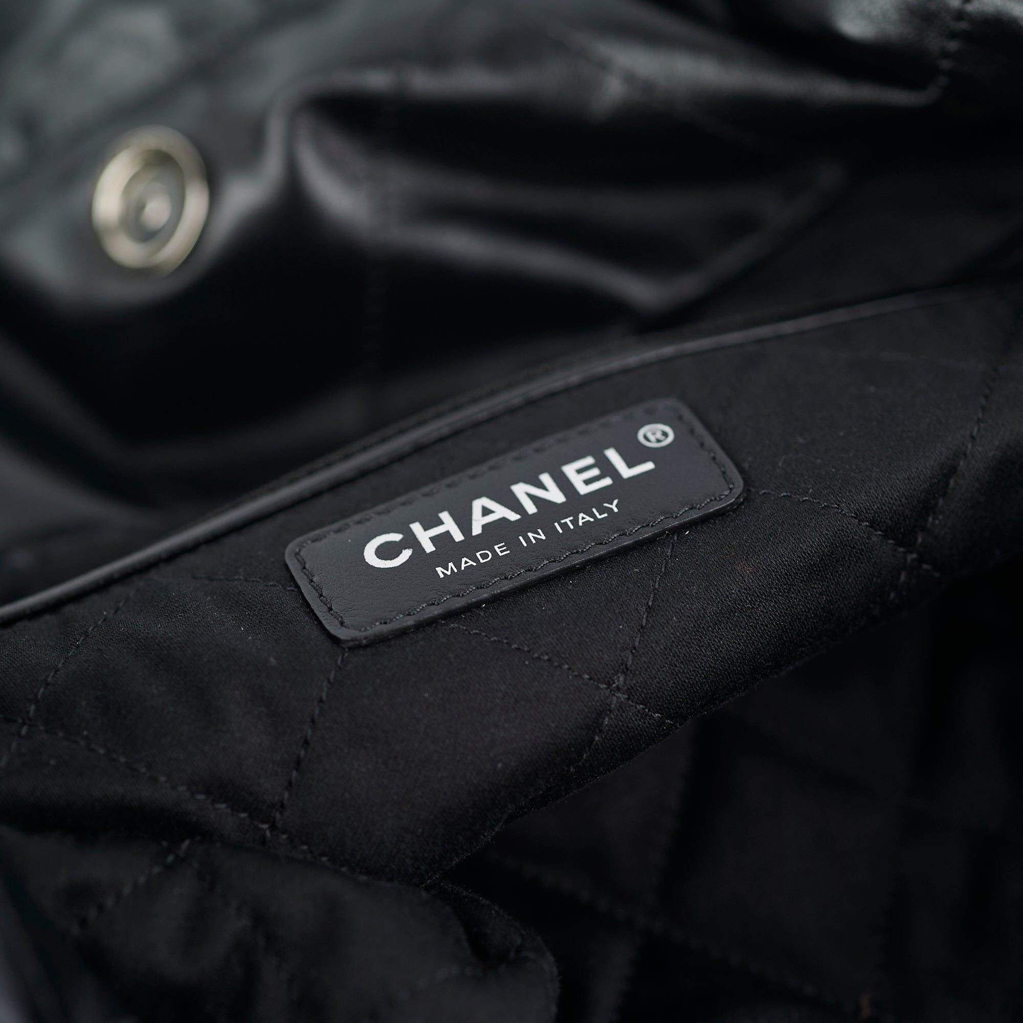 HOLD CV Chanel 22 So Black Medium Calfskin Handbag
