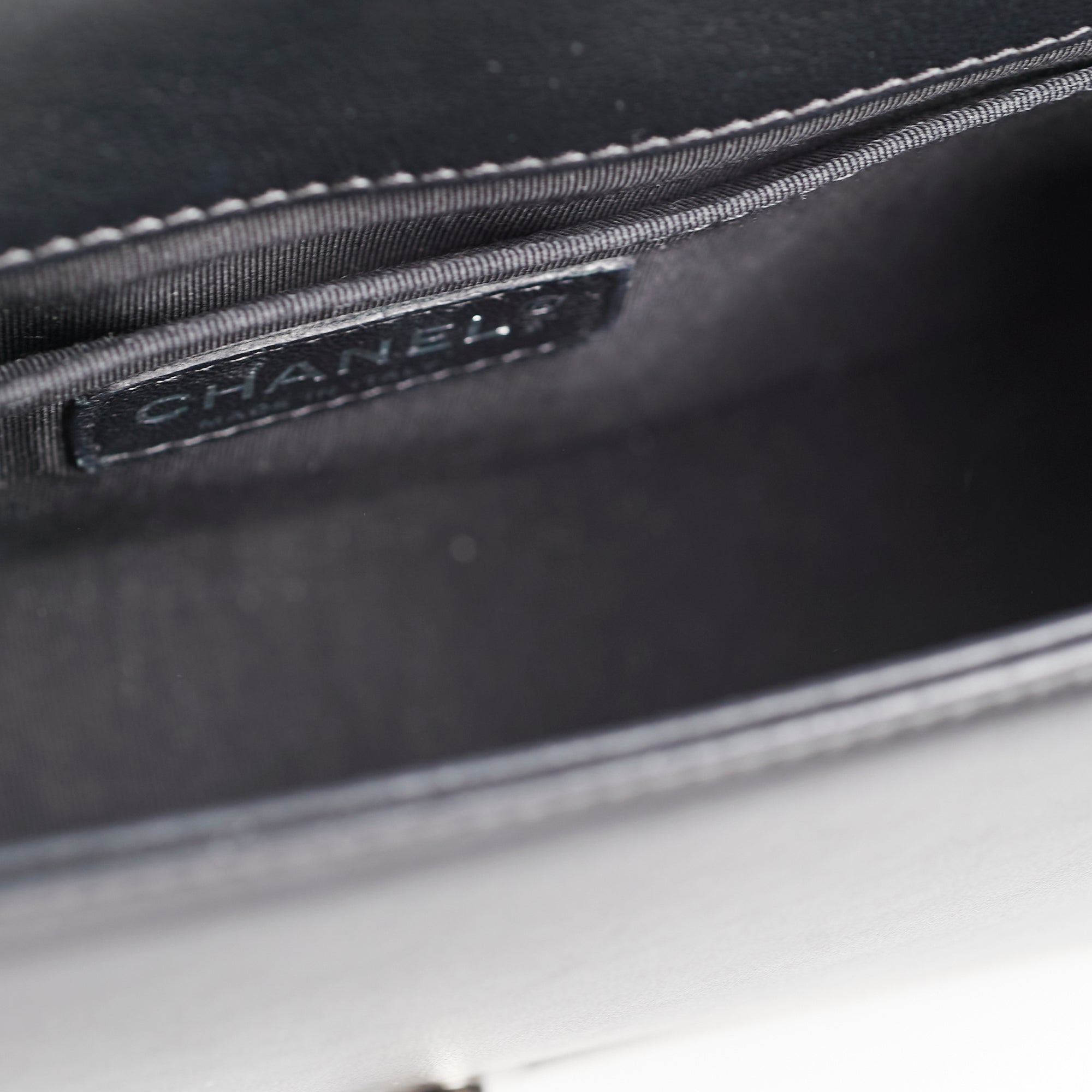 Chanel Old Medium Boy Black - Series 19