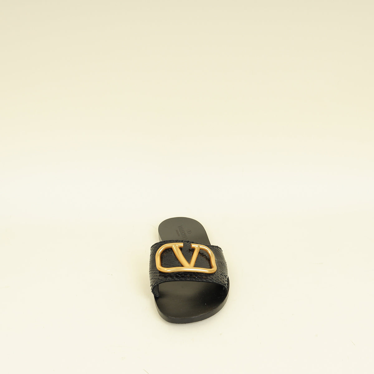 Valentino Black VLogo Slides 37
