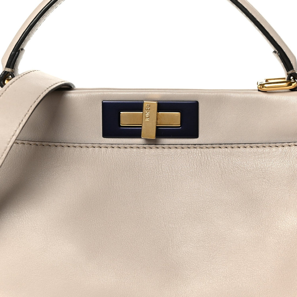 Vitello Seta Shiny Nappa Medium Peekaboo Iconic Satchel Grigio Polvere Magenta
