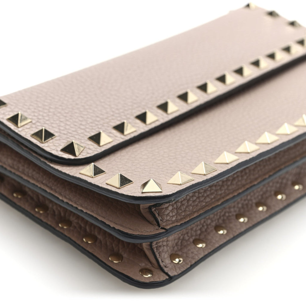 Grainy Calfskin Rockstud Chain Pouch Poudre