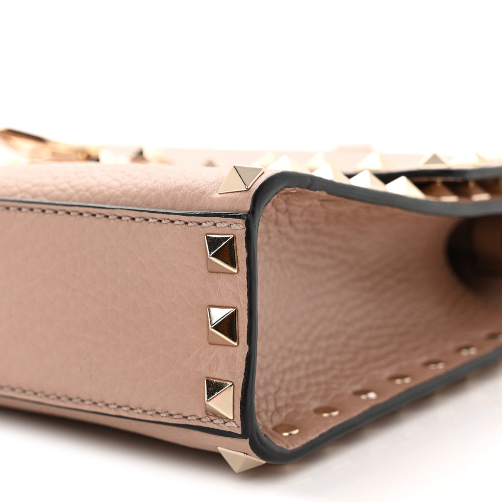 Pebbled Calfskin Medium Rockstud Flip Lock Crossbody Bag Poudre