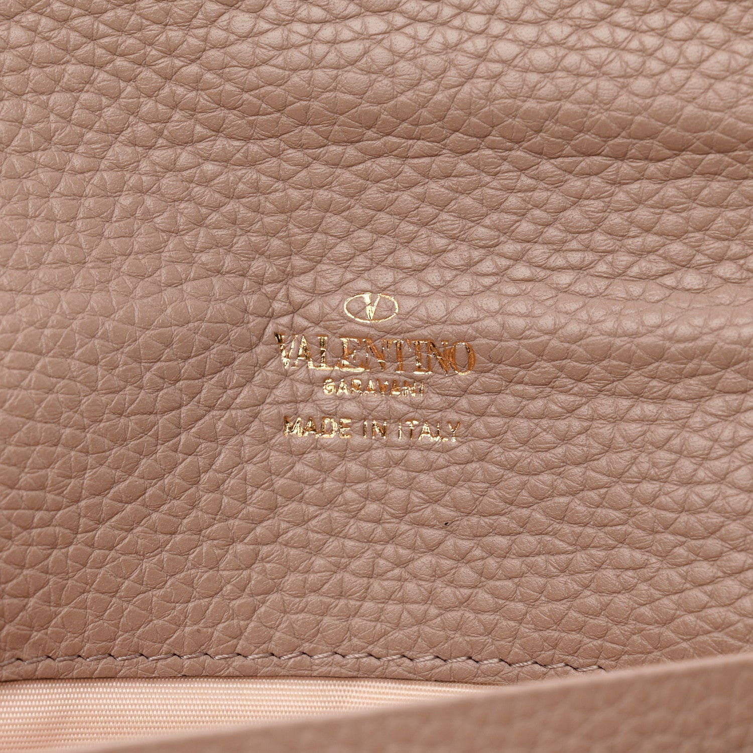 Pebbled Calfskin Rockstud Flip Lock Wallet On Chain Poudre
