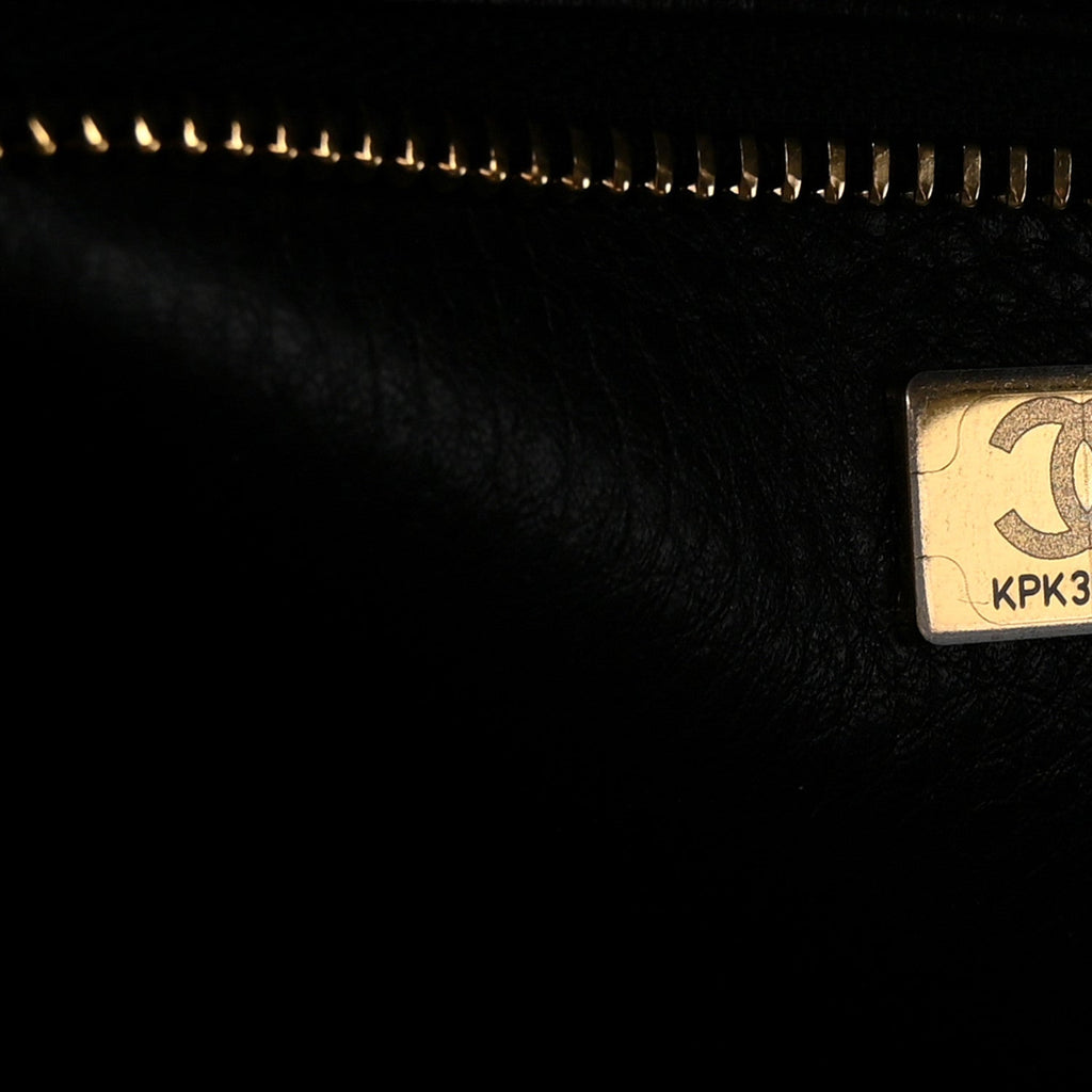 Grained Calfskin Stitched Urban Essentials Large Shopping Bag Black