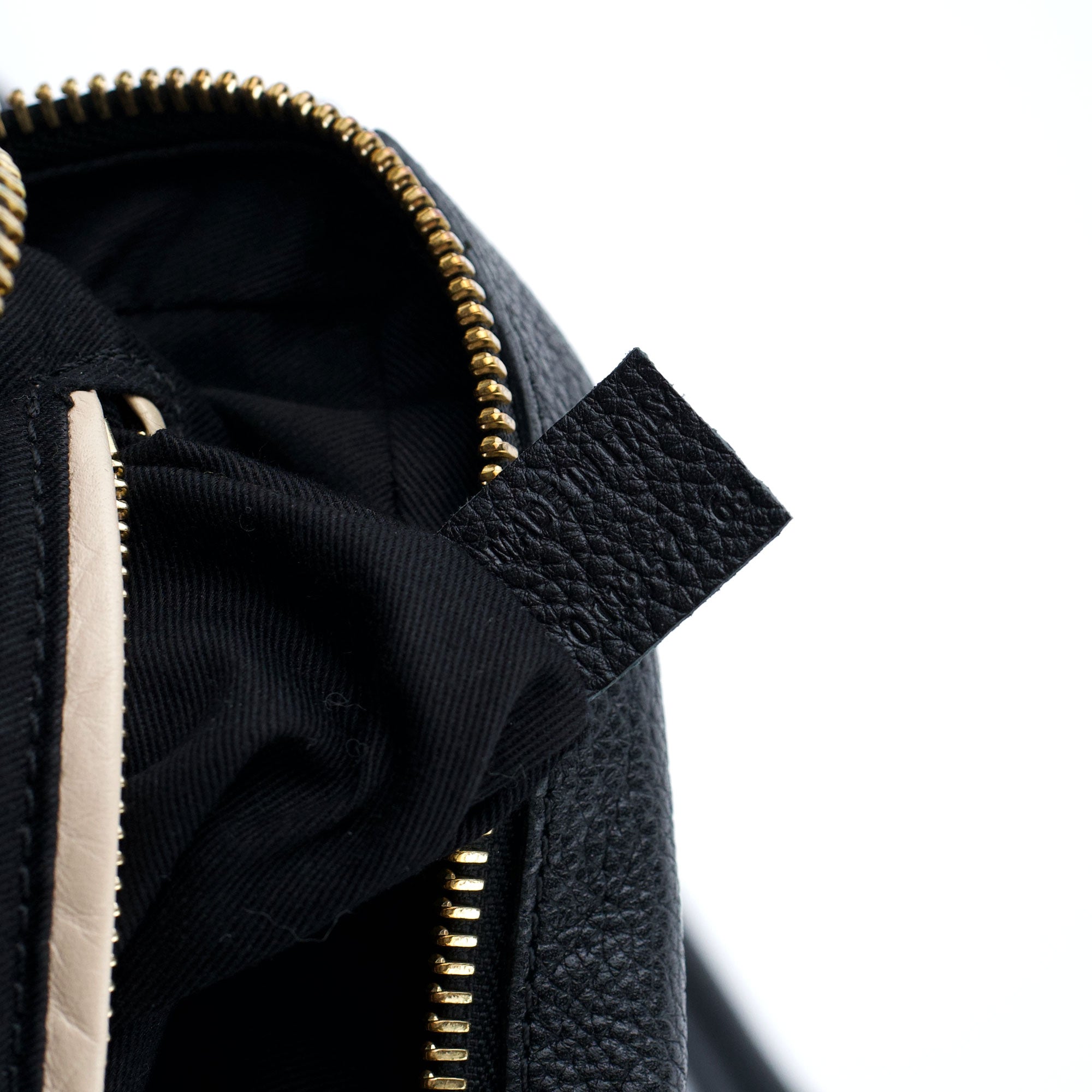 Black Leather Paraty 2-Way Shoulder Bag