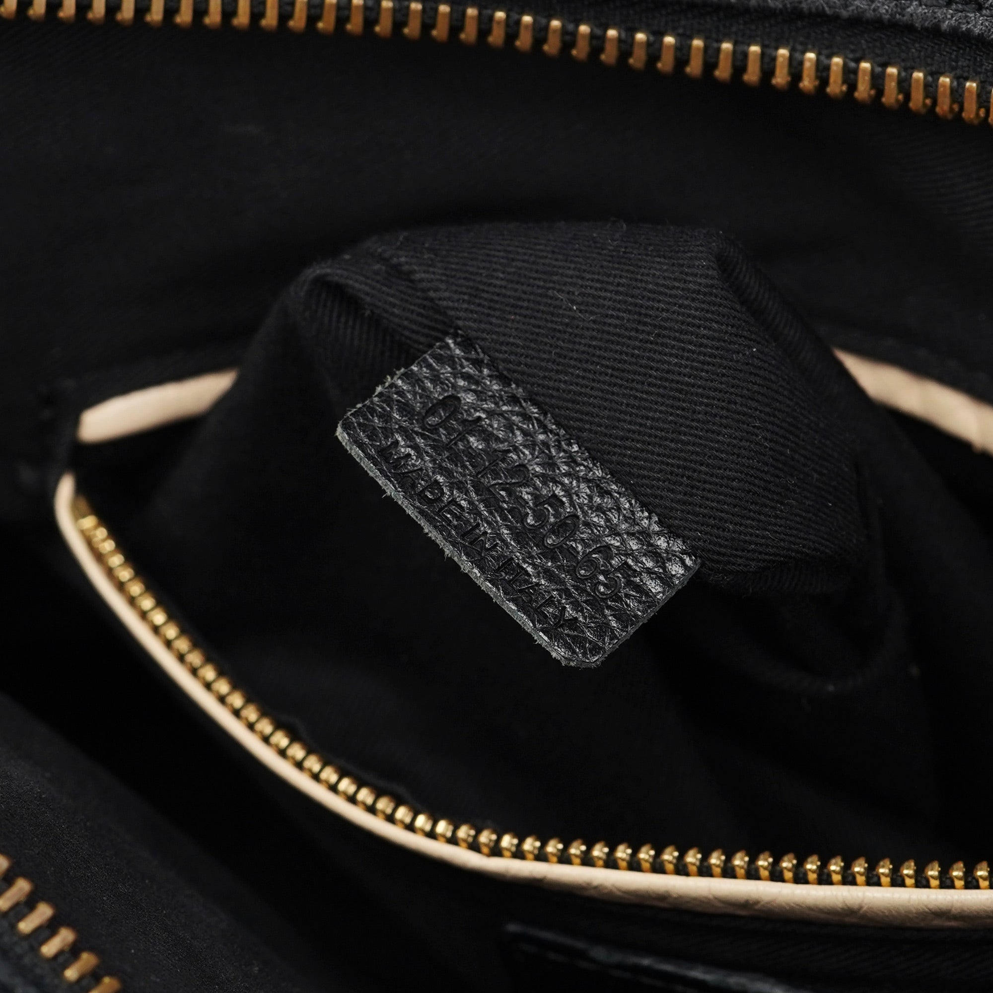 Black Leather Paraty 2-Way Shoulder Bag