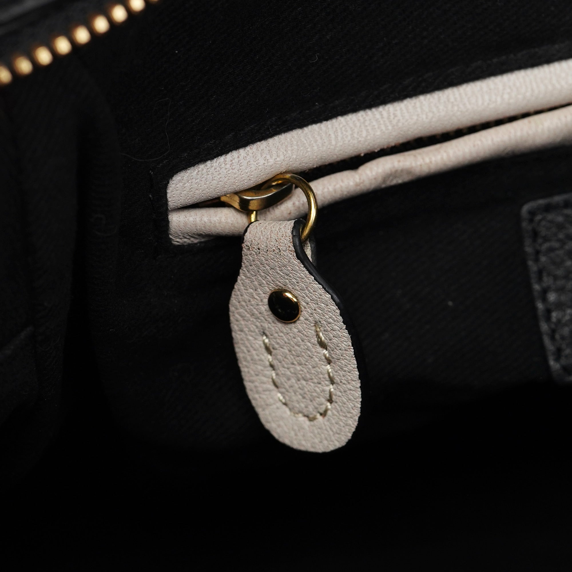 Black Leather Paraty 2-Way Shoulder Bag