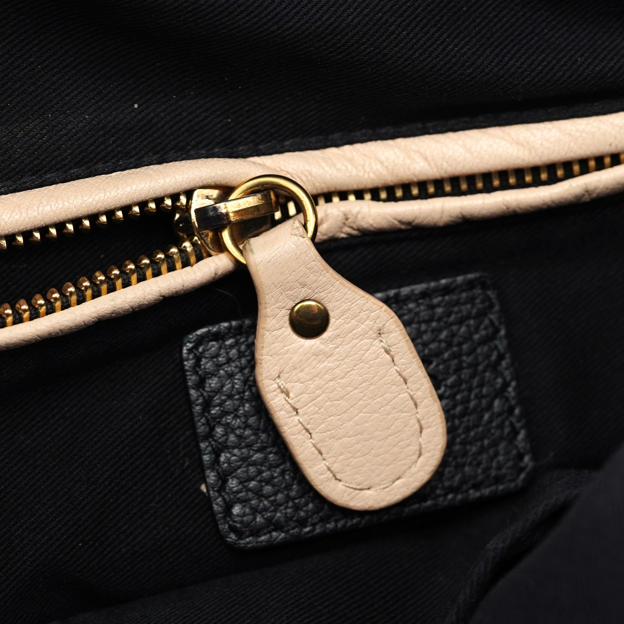 Black Leather Paraty 2-Way Shoulder Bag