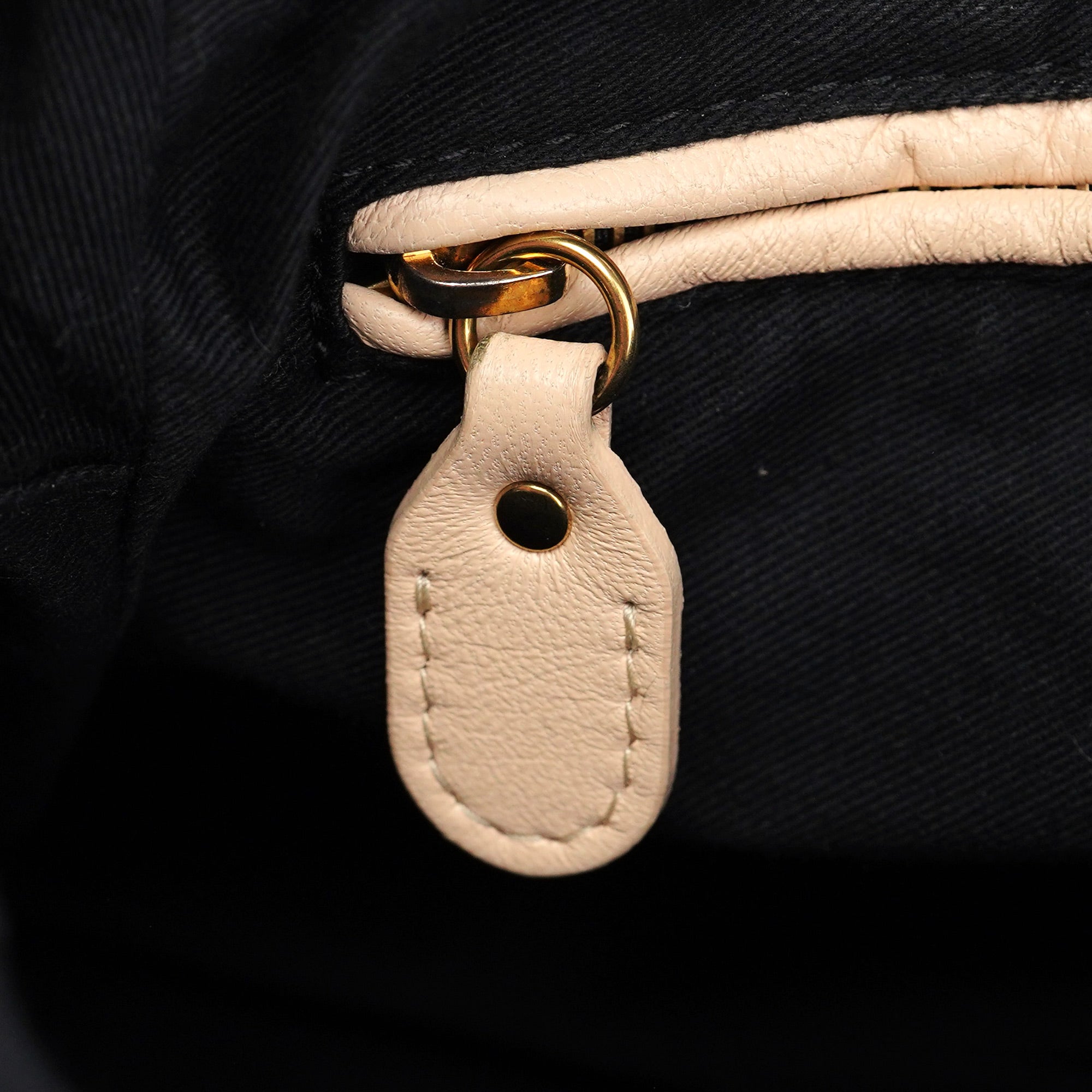Black Leather Paraty 2-Way Shoulder Bag
