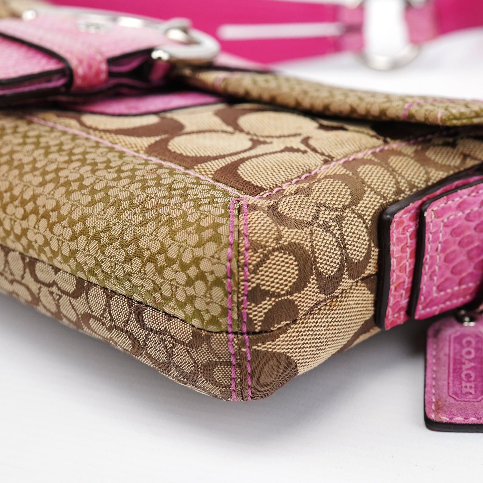 3689 Beige Pink Signature C Soho Shoulder Bag