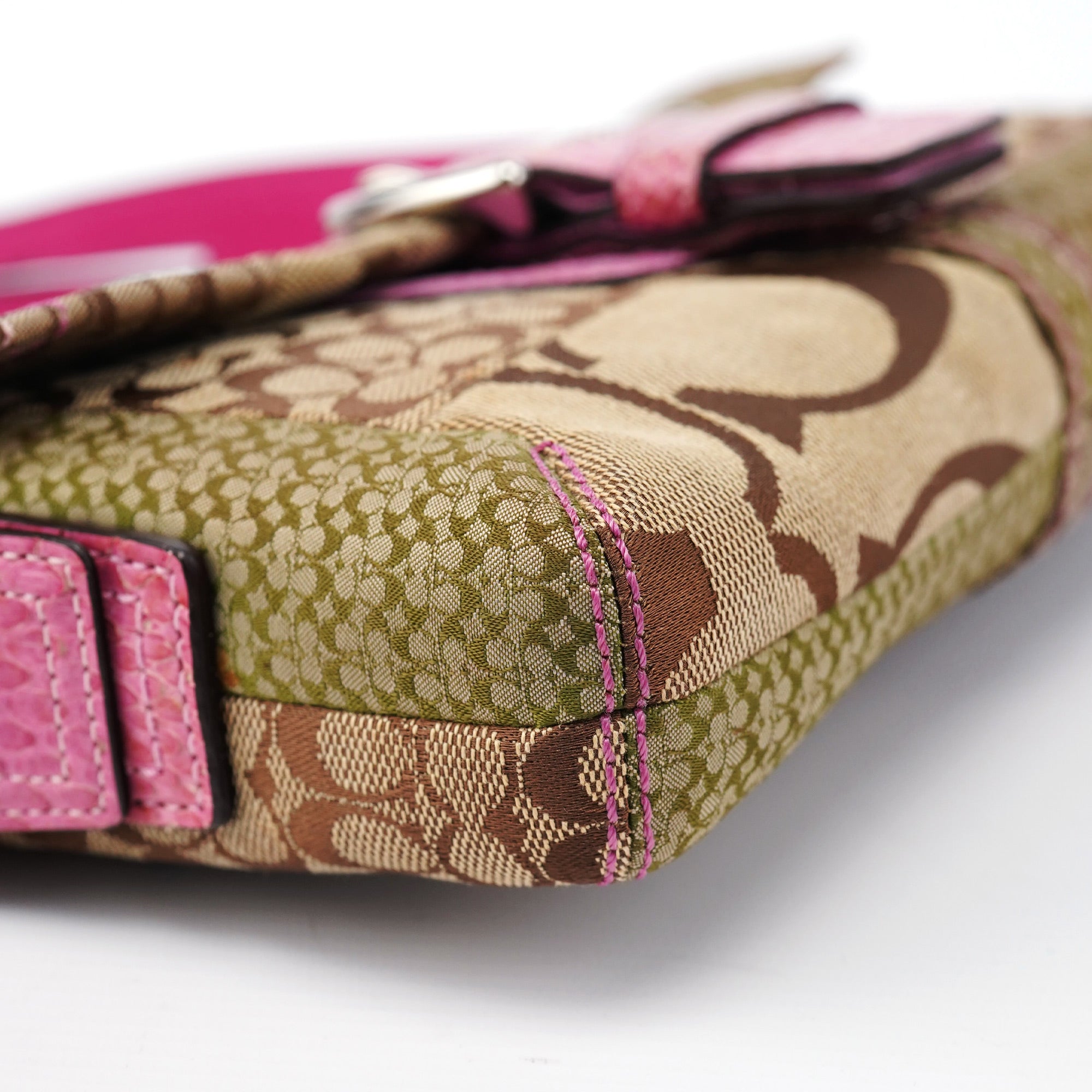 3689 Beige Pink Signature C Soho Shoulder Bag