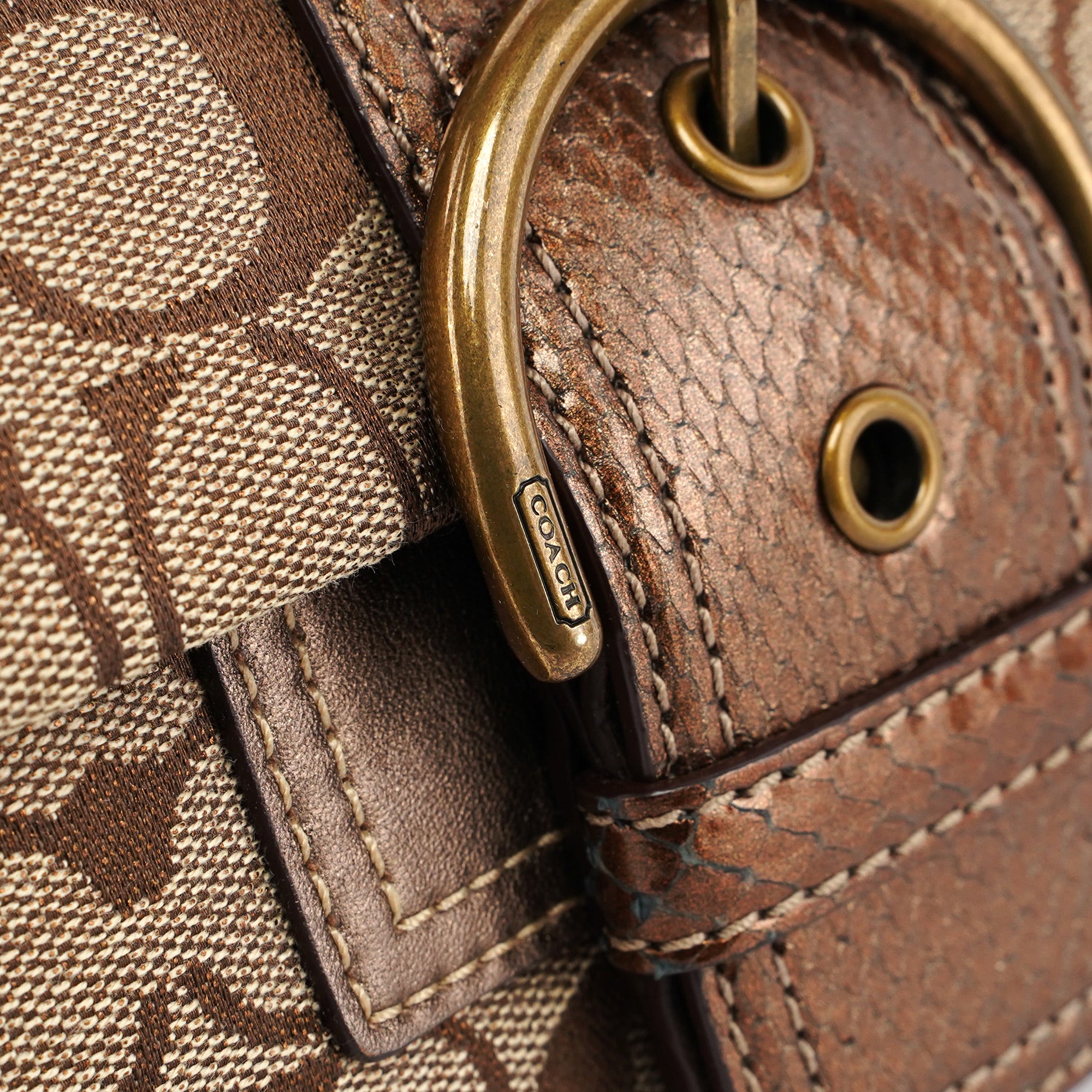 8K38 Beige Signature C Soho Shoulder Bag