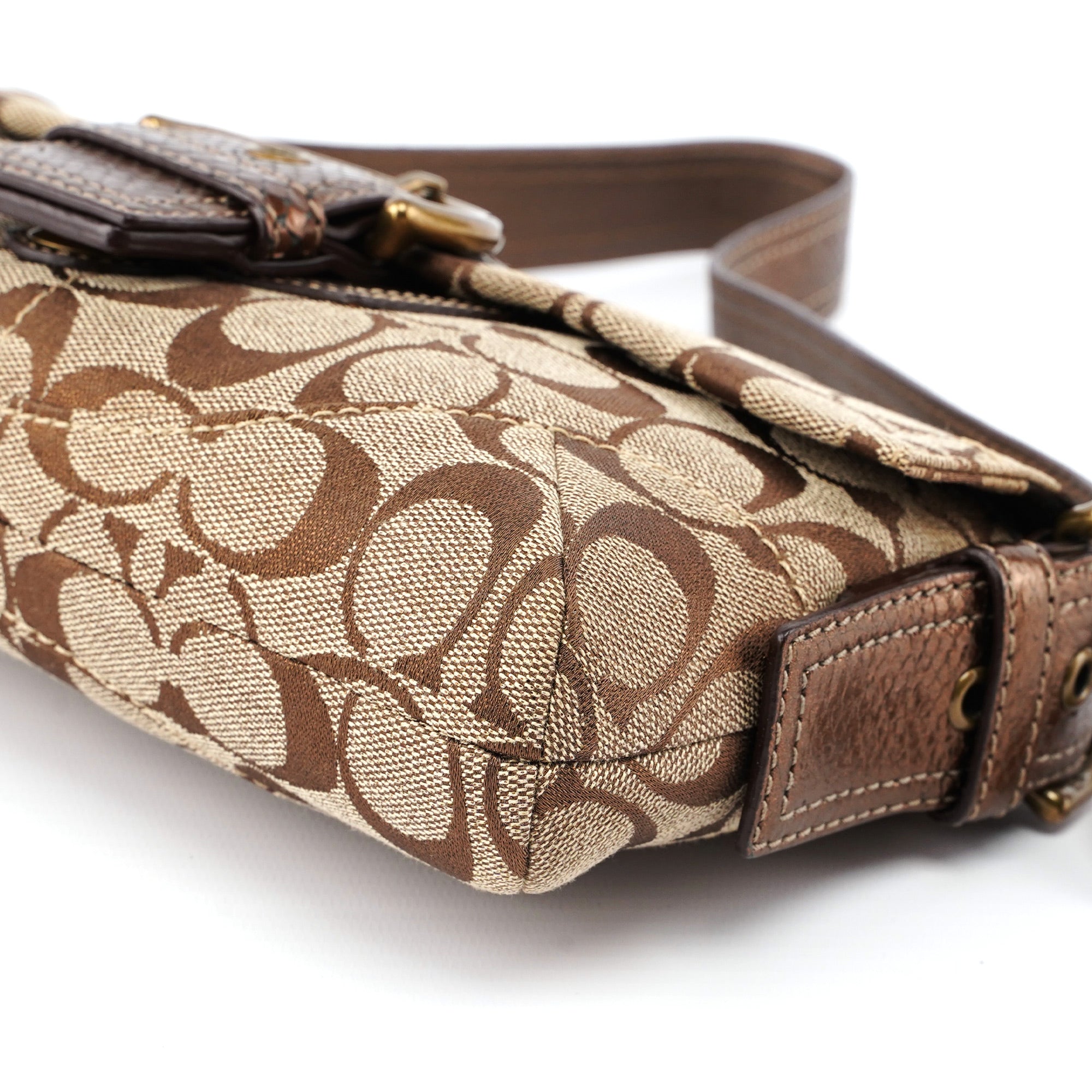 8K38 Beige Signature C Soho Shoulder Bag