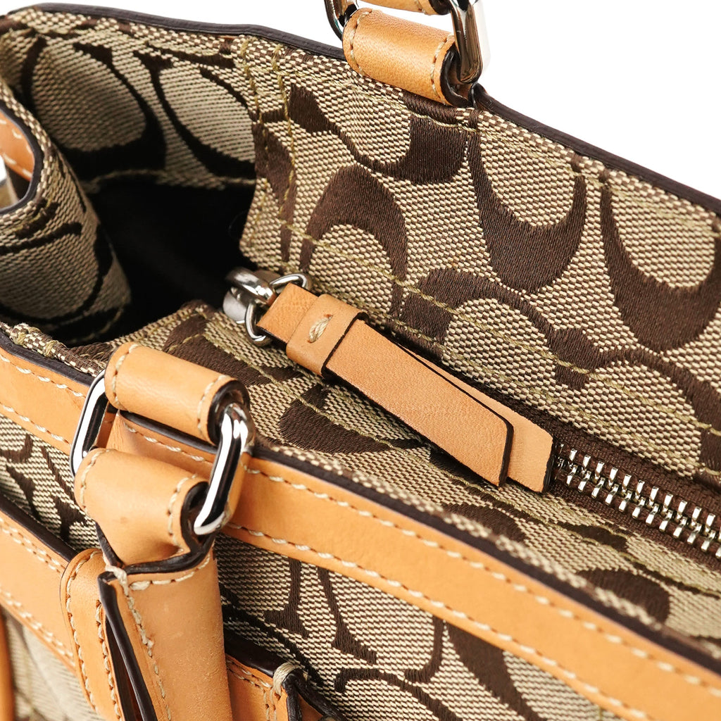 F08K07 Beige Tan Signature Hampton Tote Bag