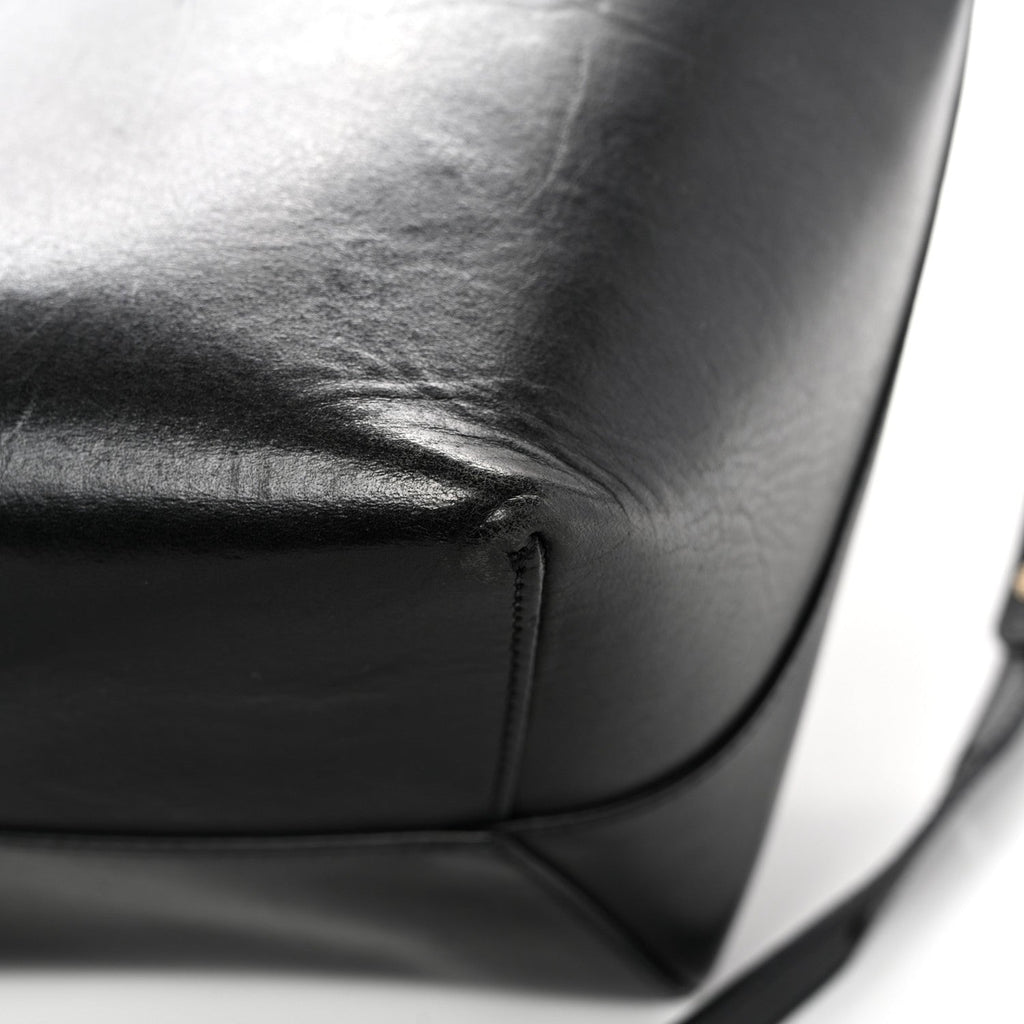 Vegetable Tanned Calfskin Bucket Bag Black Flamma