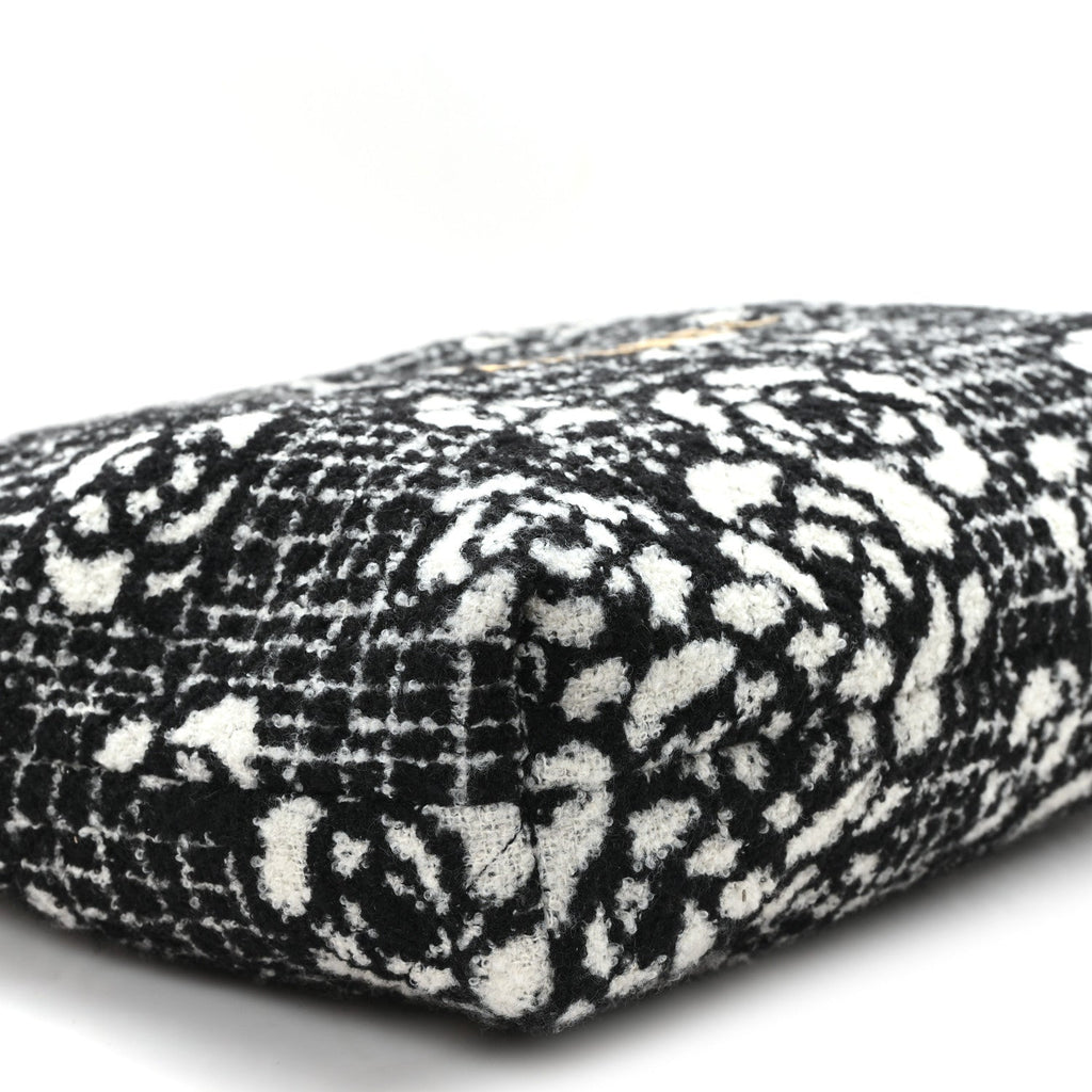 Cashmere Quilted Camellia Chanel 22 Black White