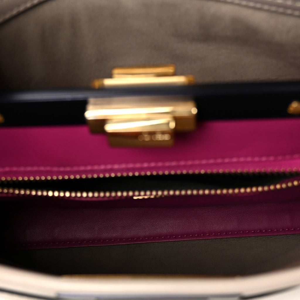 Vitello Seta Shiny Nappa Medium Peekaboo Iconic Satchel Grigio Polvere Magenta