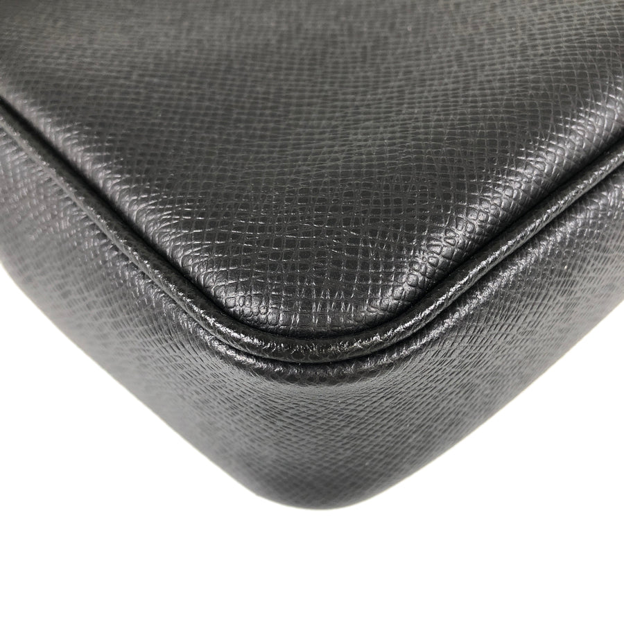 LOUIS VUITTON Taiga Pochette Kasai M30441 Second bag