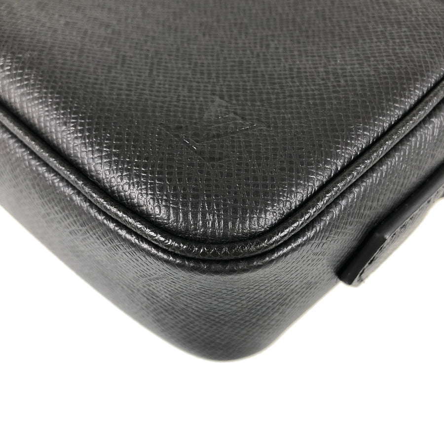 LOUIS VUITTON Taiga Pochette Kasai M30441 Second bag
