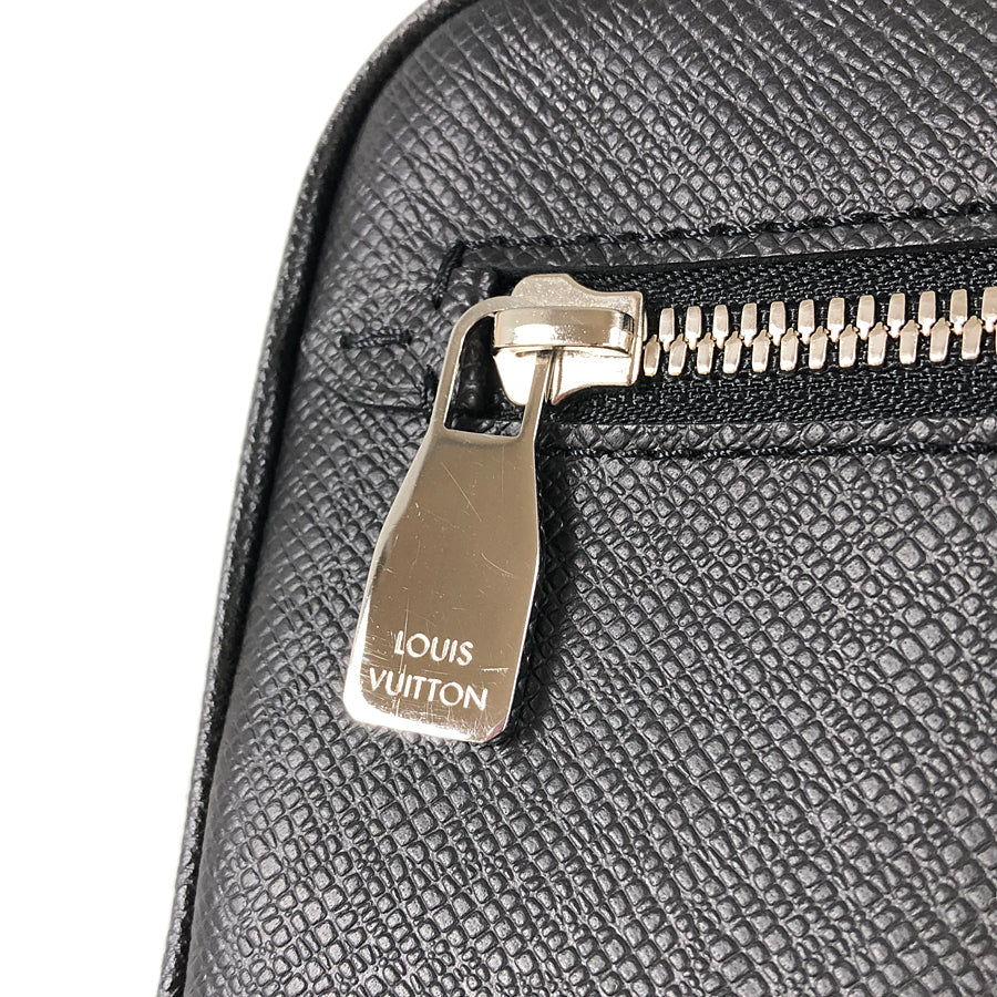 LOUIS VUITTON Taiga Pochette Kasai M30441 Second bag
