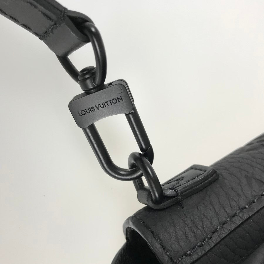 LOUIS VUITTON Taurillon Leather S Lock Vertical Wearable Wallet M81524 Shoulder bag