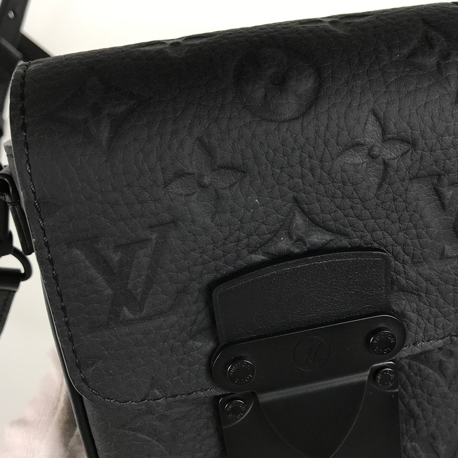 LOUIS VUITTON Taurillon Leather S Lock Vertical Wearable Wallet M81524 Shoulder bag