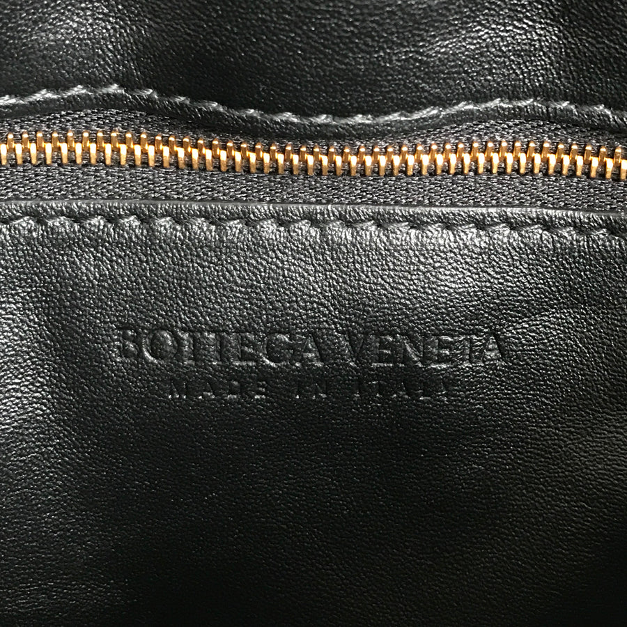 BOTTEGA VENETA Maxi Intrecciato Padded cassette Shoulder bag