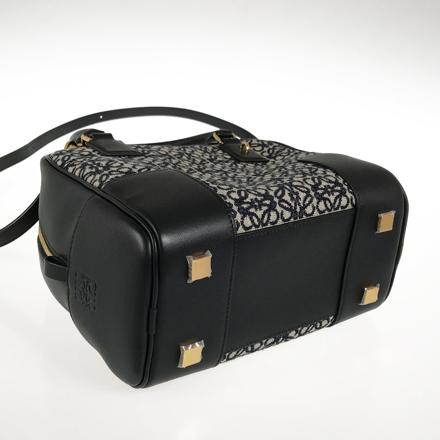LOEWE Anagrams Amazona 19 Hand bag