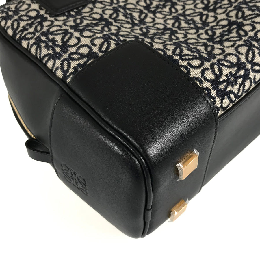 LOEWE Anagrams Amazona 19 Hand bag