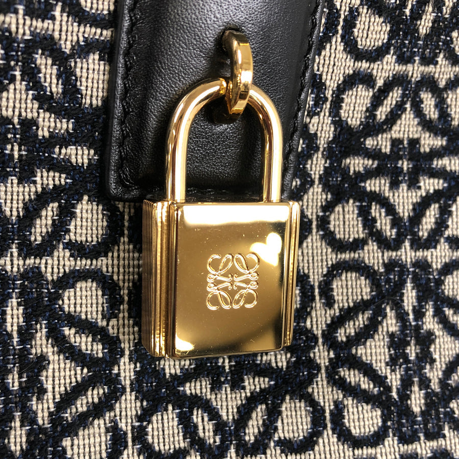 LOEWE Amazona 28 Hand bag