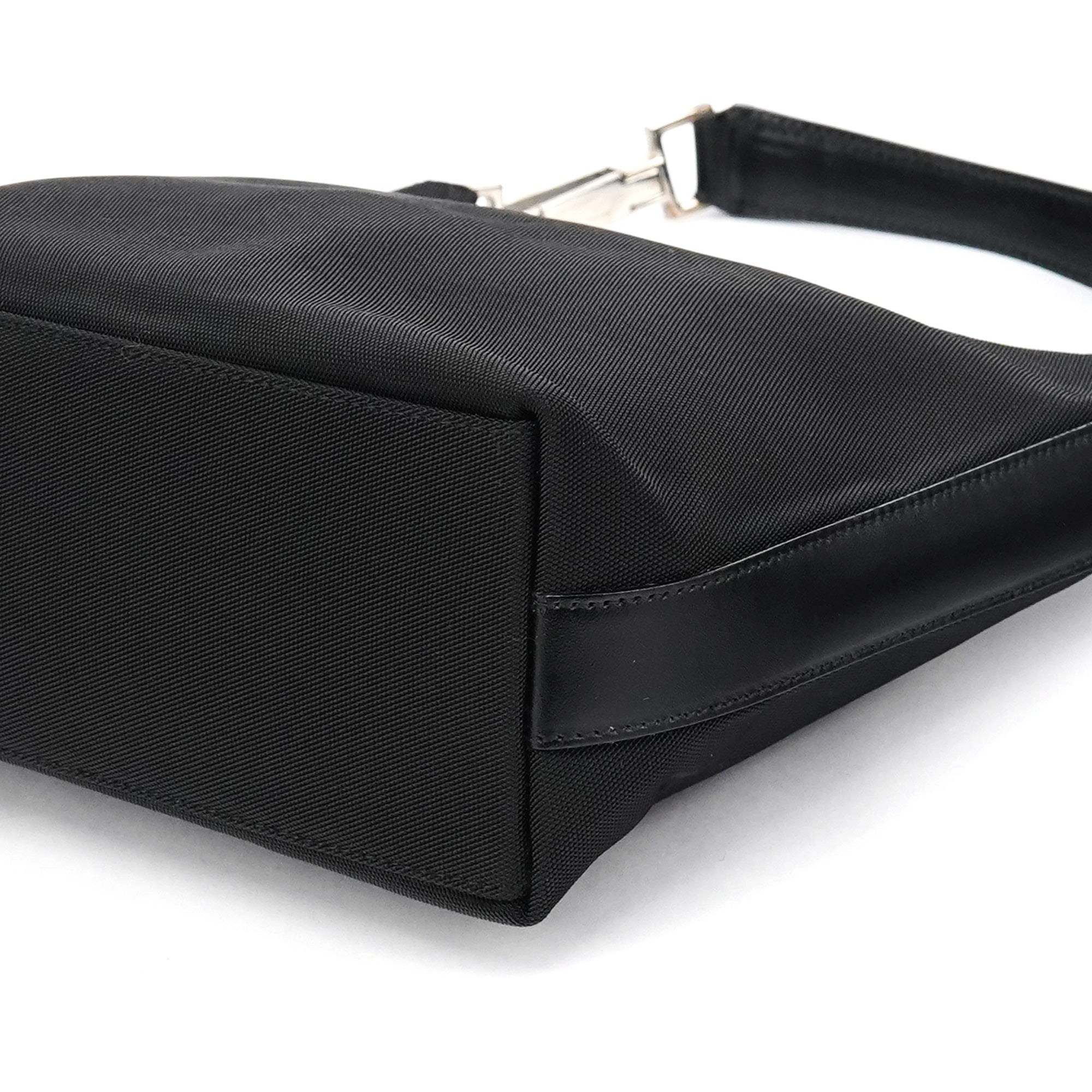 000 0601 Black Canvas Shoulder Bag