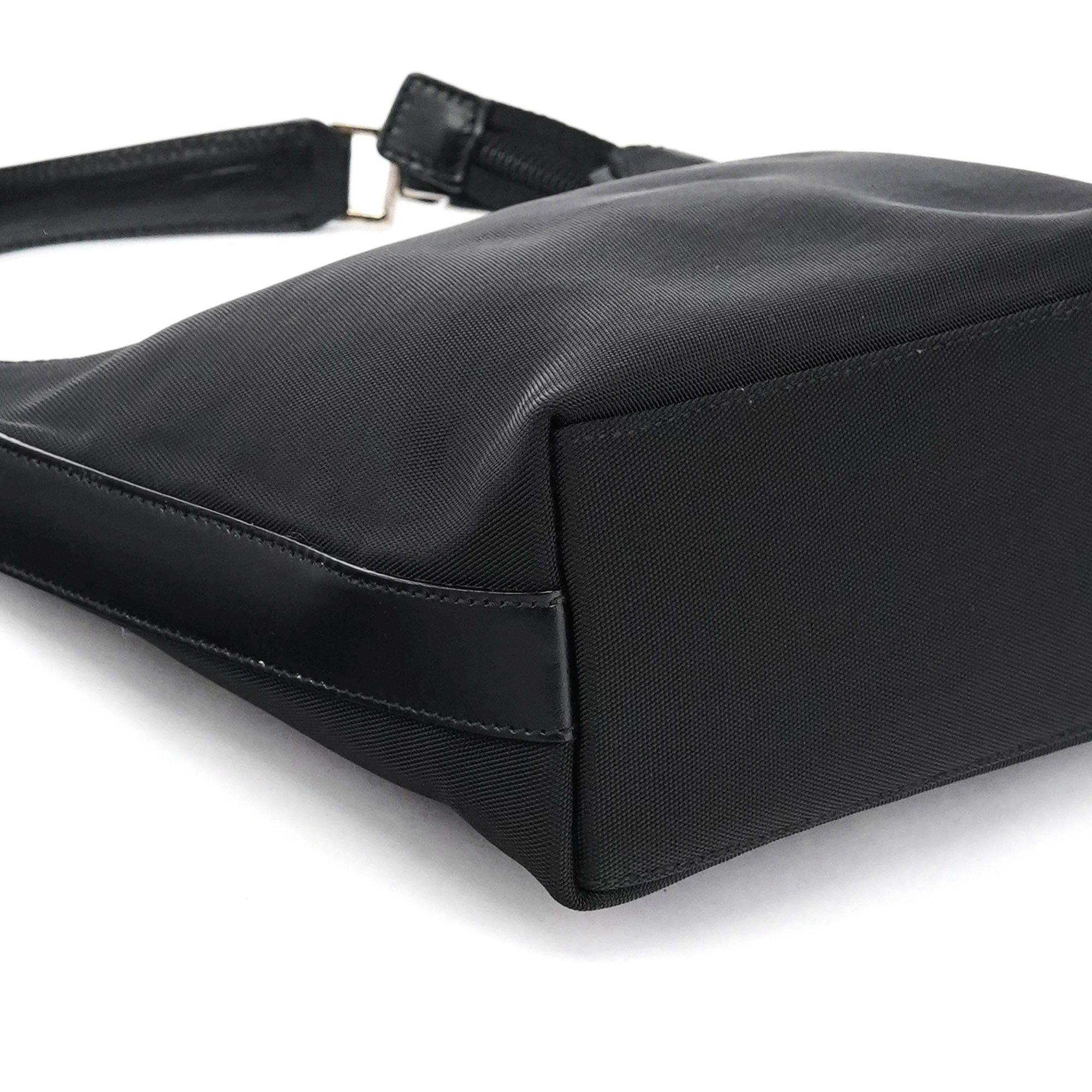 000 0601 Black Canvas Shoulder Bag