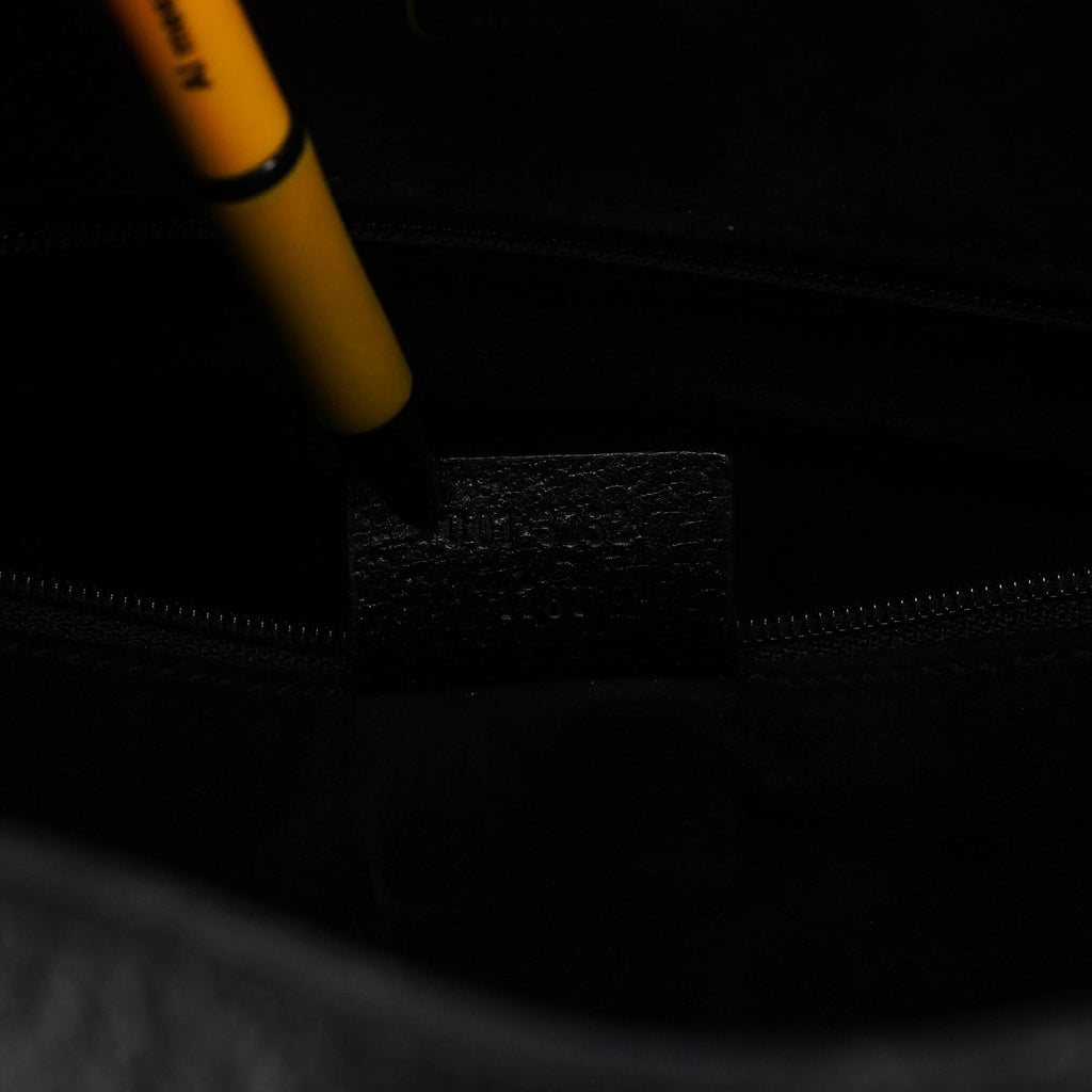 001 3752 Black Pebbled Leather Plastic Handle Bag