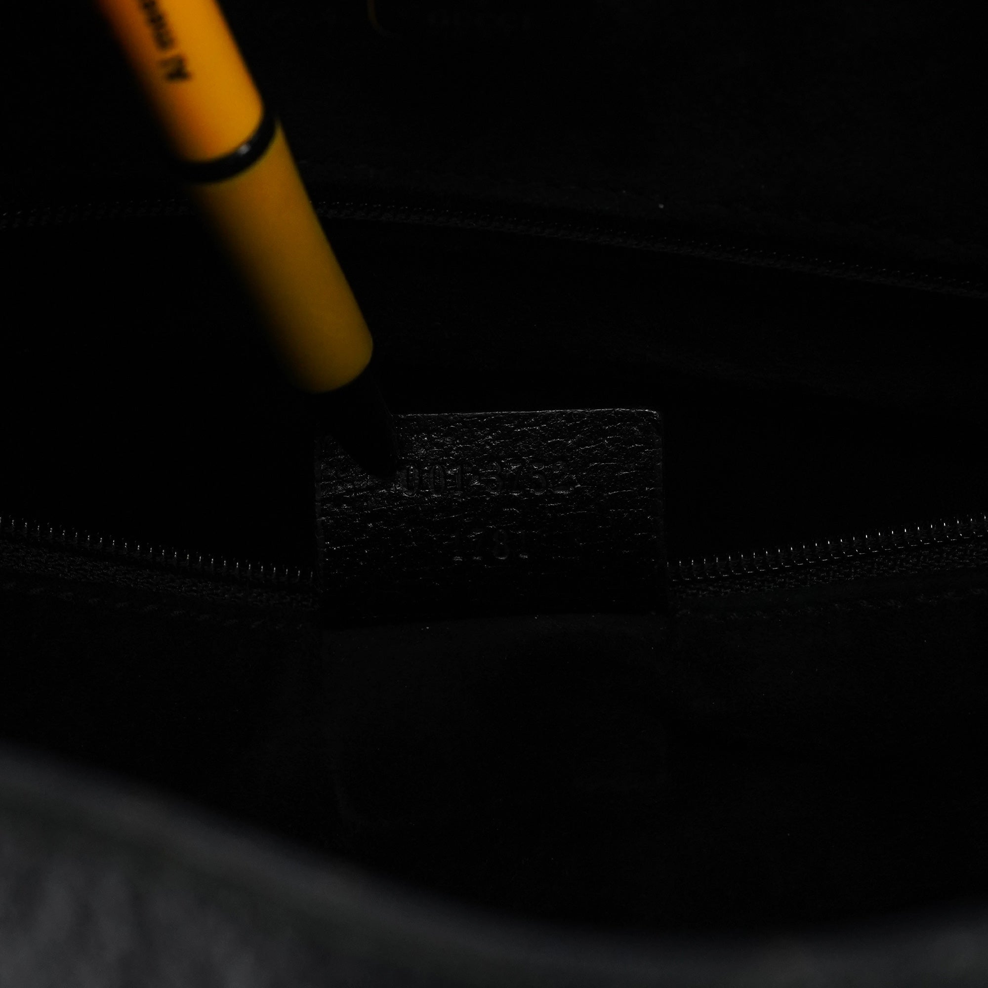 001 3752 Black Pebbled Leather Plastic Handle Bag