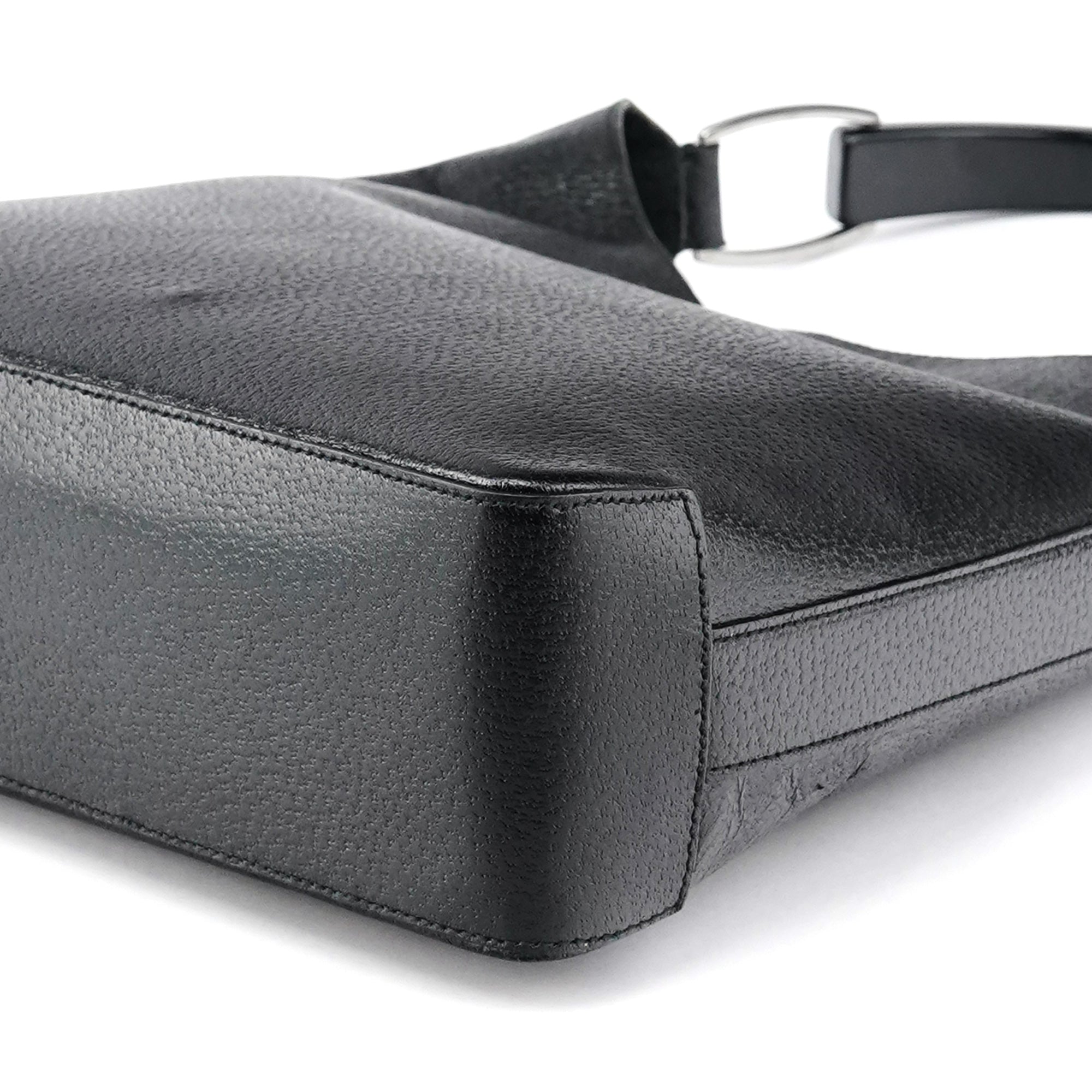 001 3752 Black Pebbled Leather Plastic Handle Bag