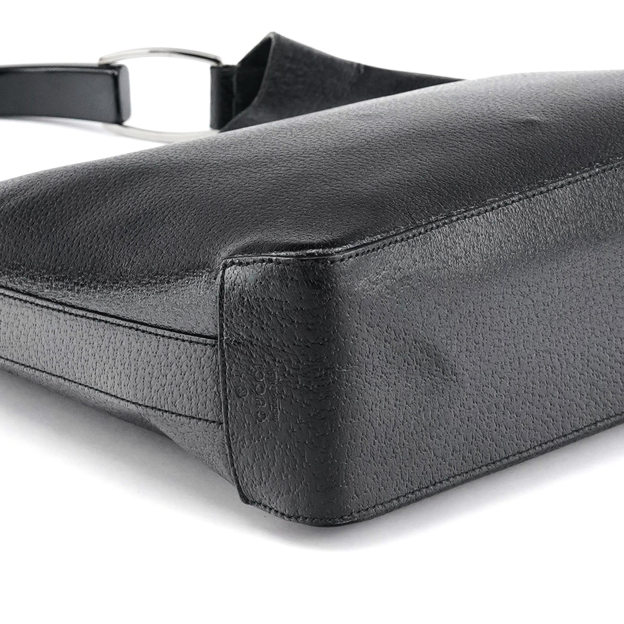 001 3752 Black Pebbled Leather Plastic Handle Bag