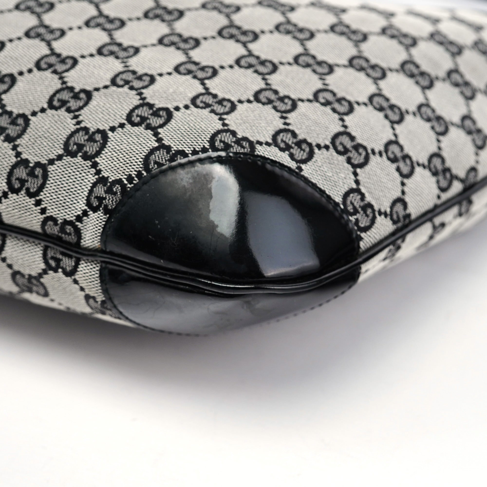 001 4157 Grey GG Patent Shoulder Bag
