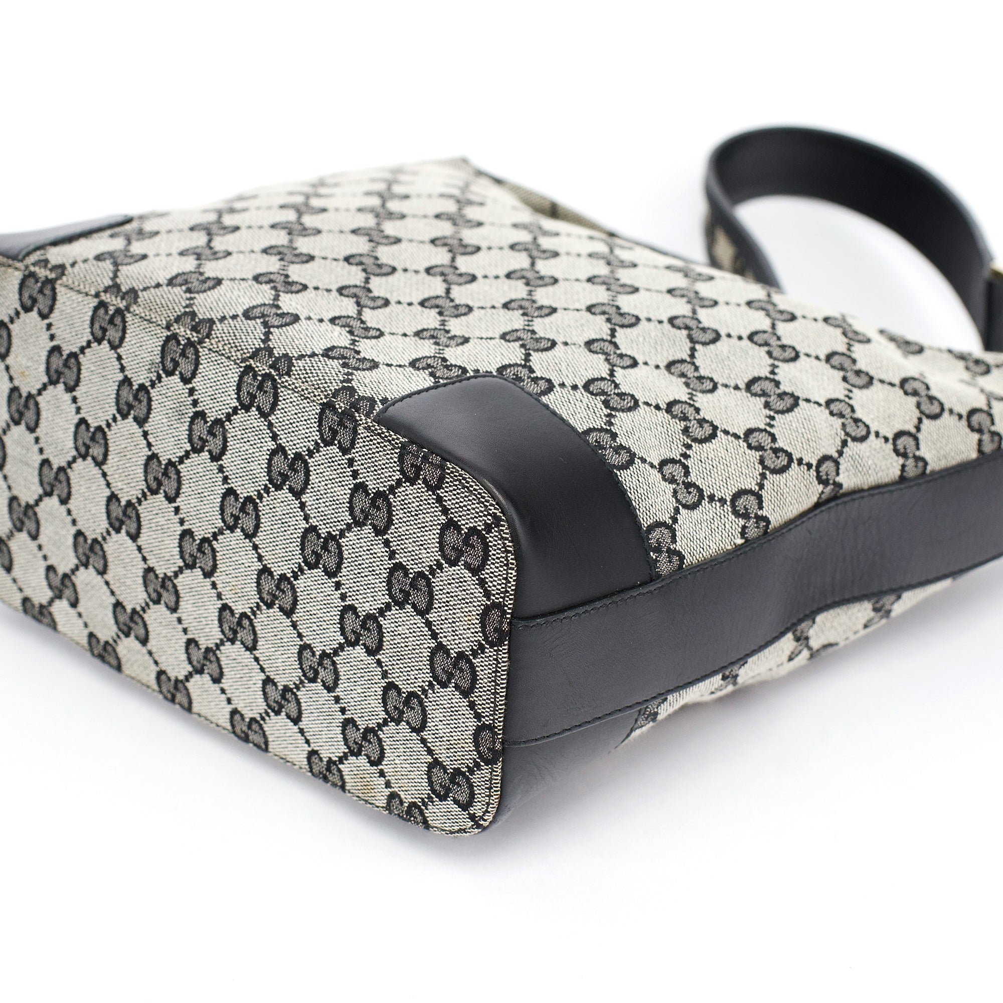 001 4204 Grey GG Shoulder Bag