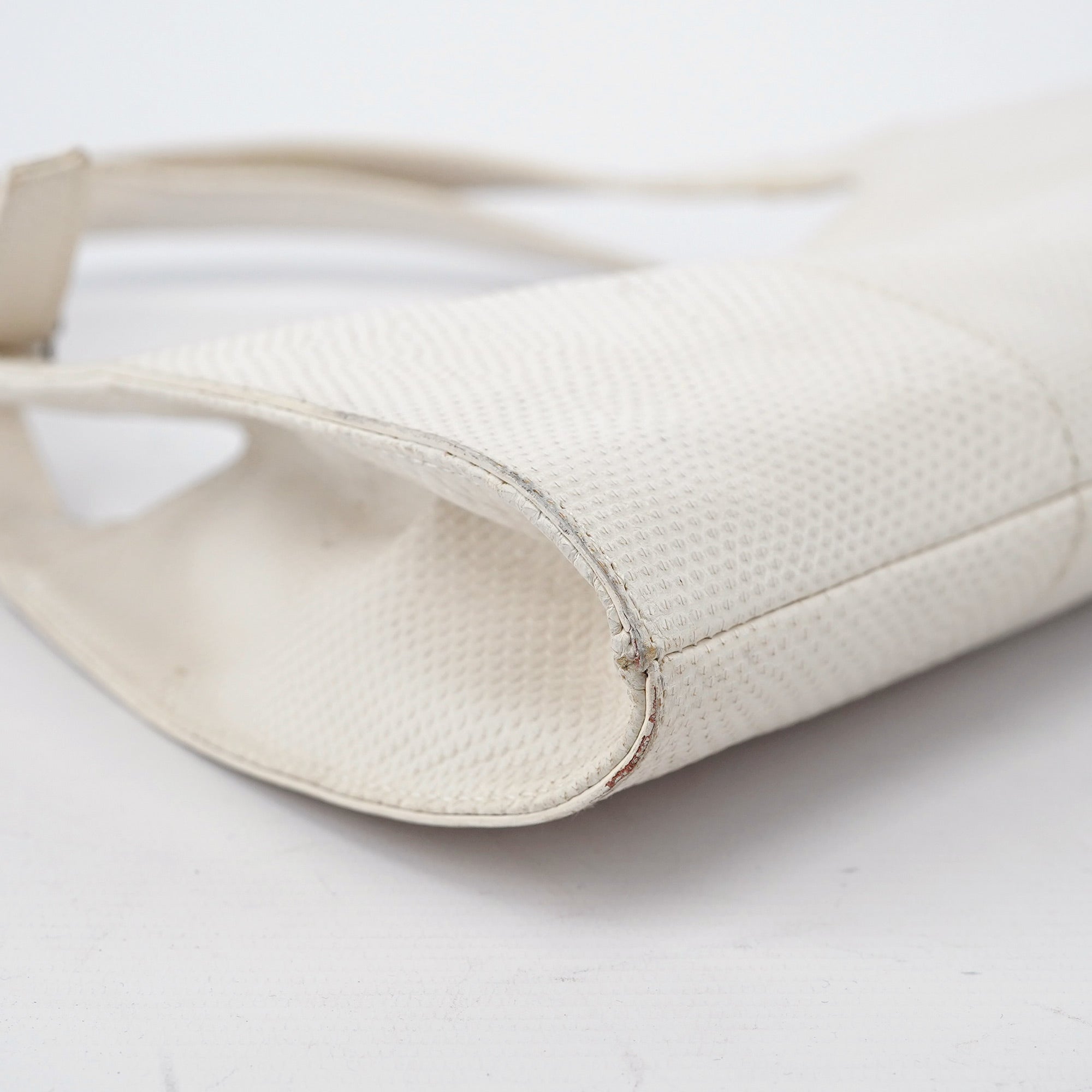 001 4243 White Lizard Embossed Shoulder Bag