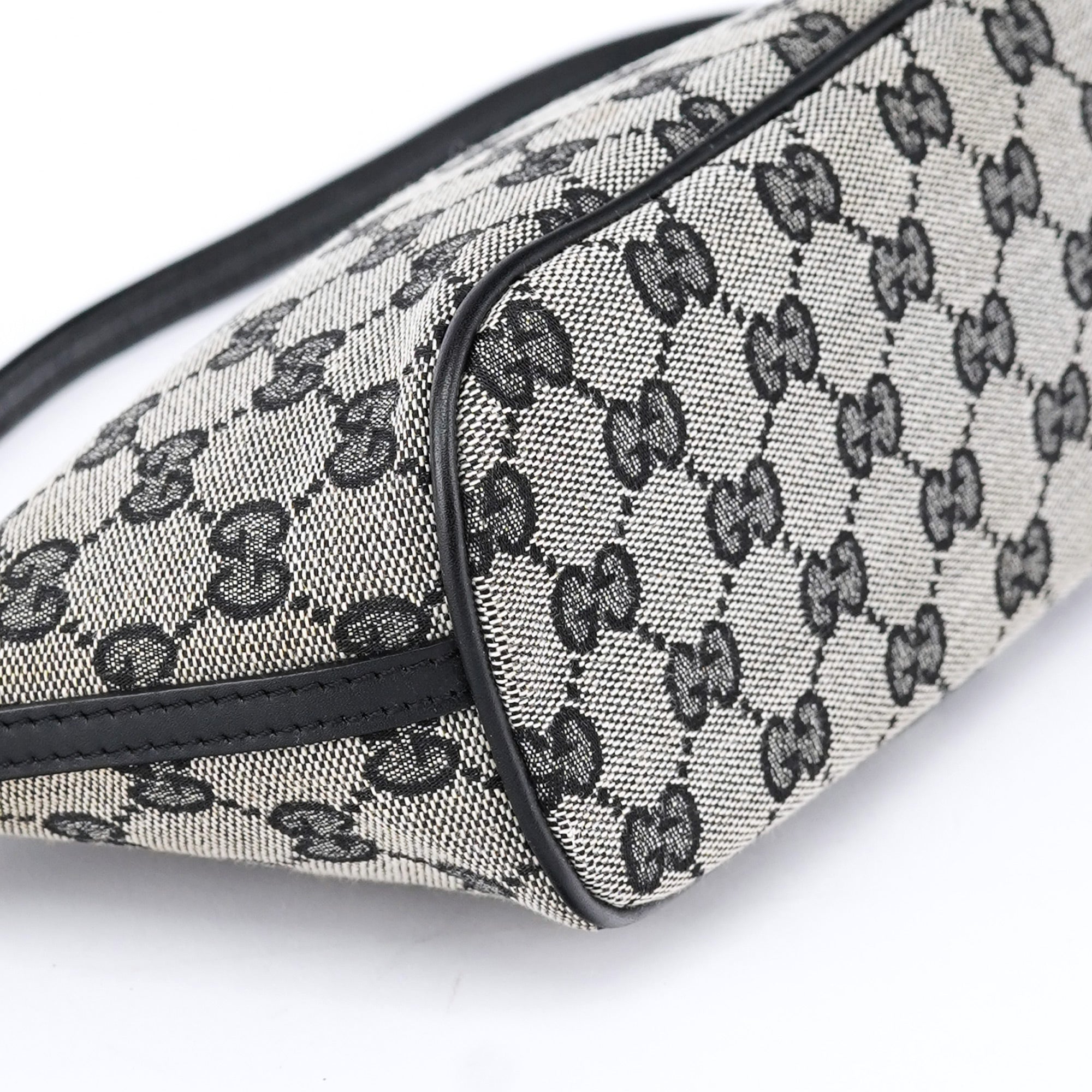 039 1103 Grey GG Boat Pochette
