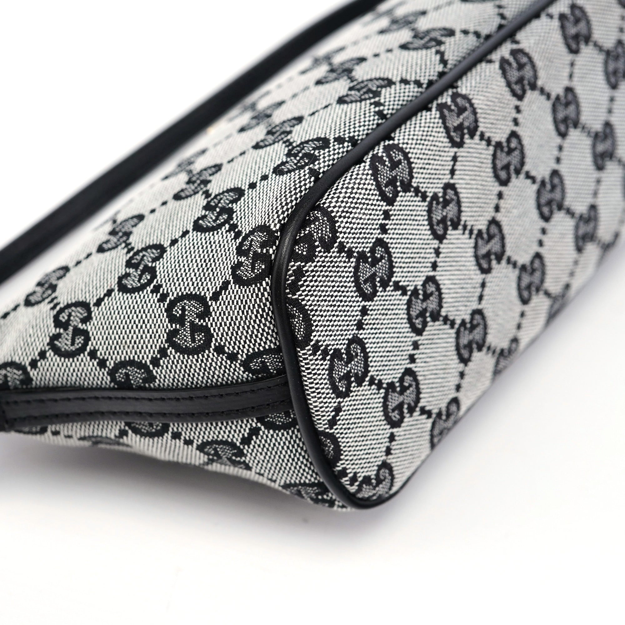 039 1103 Grey GG Boat Pochette