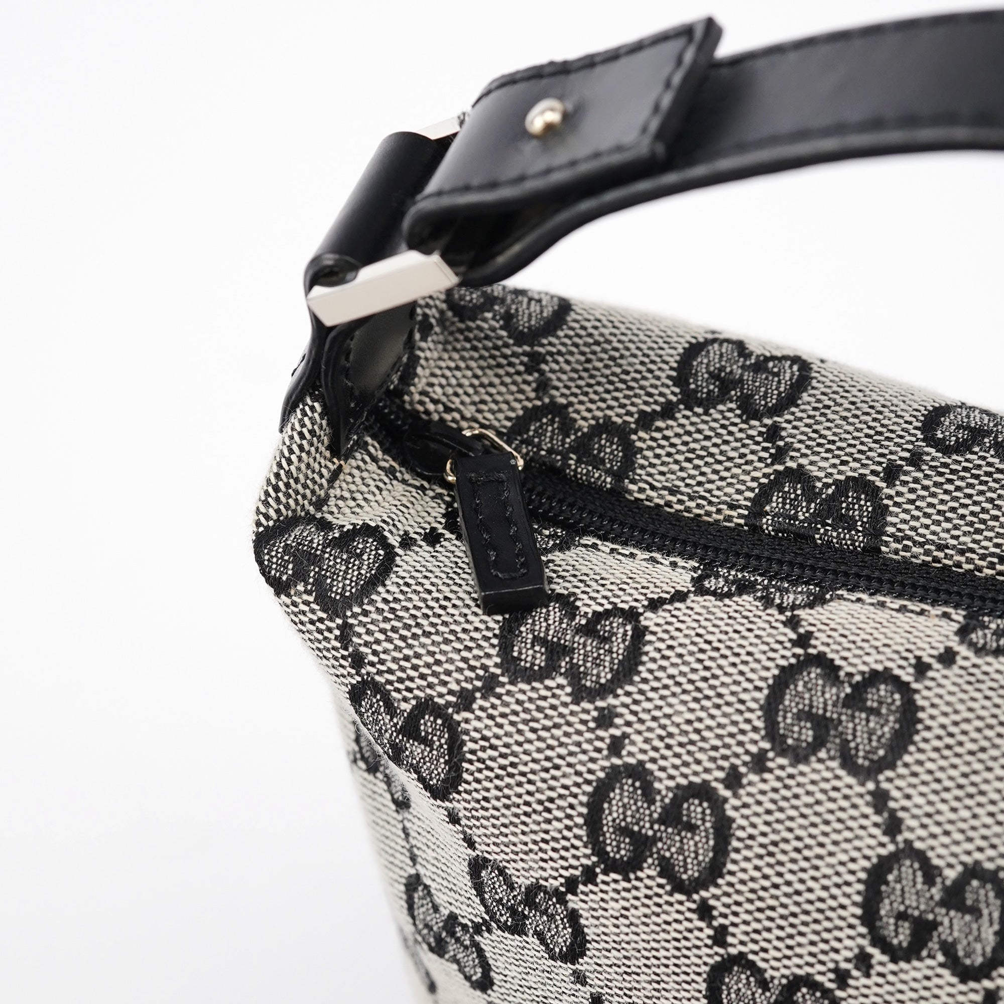 039 1147 Grey GG Handbag