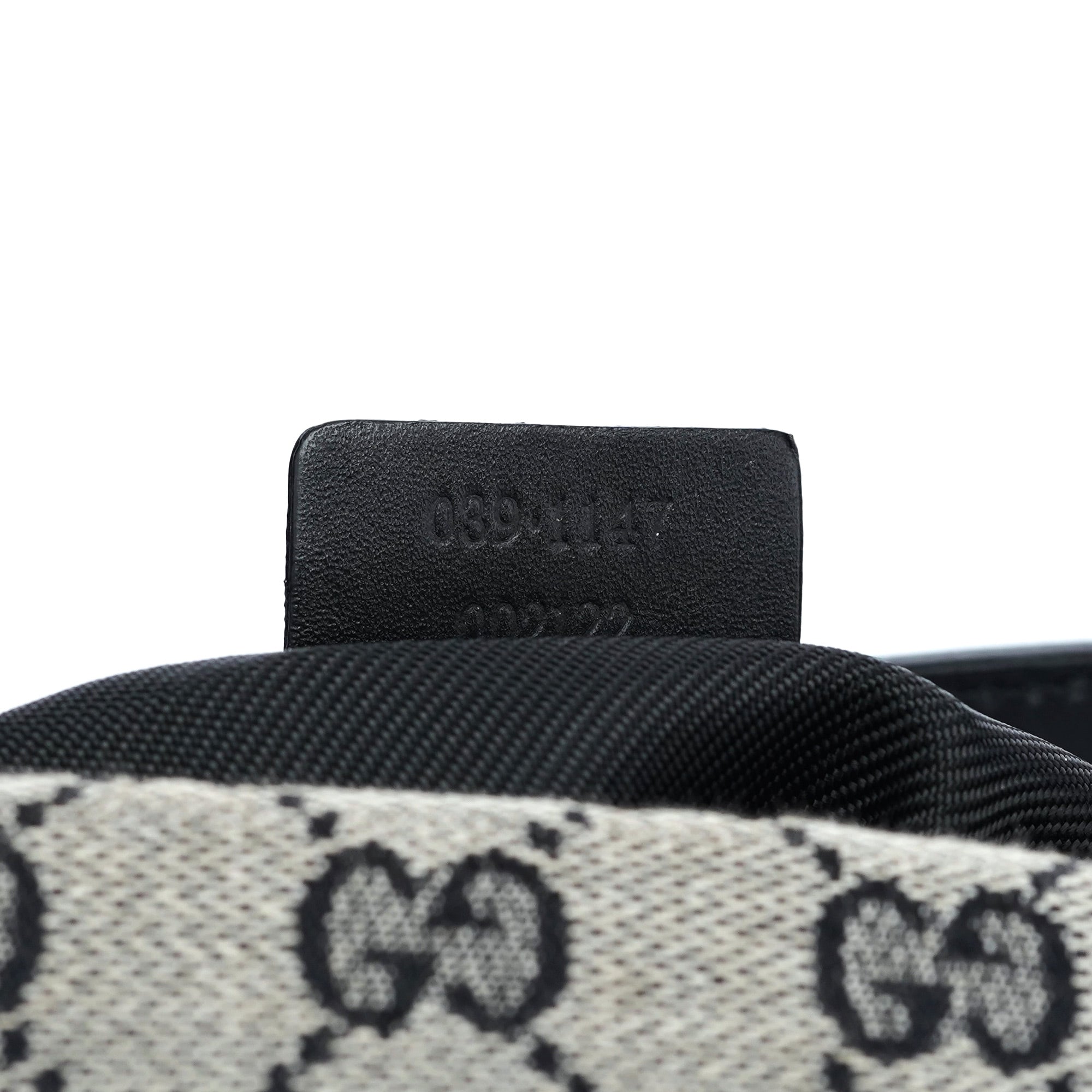 039 1147 Grey GG Handbag